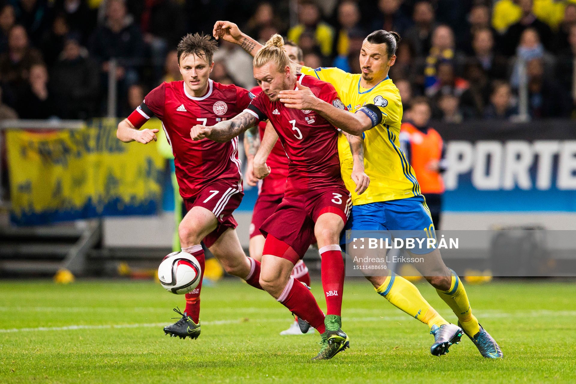 Danmarks Simon Kjär i kamp om bollen med Sveriges Zlatan