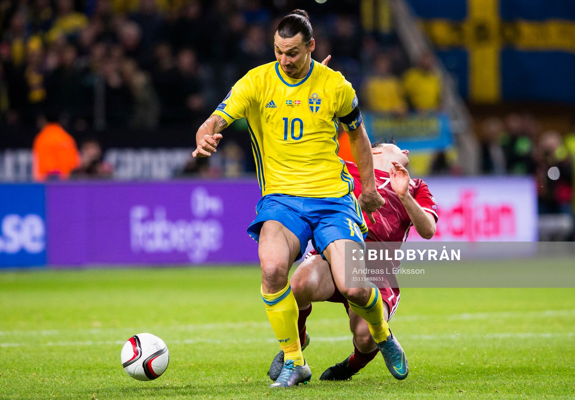 Sveriges Zlatan Ibrahimovic i kamp om bollen med Danmarks William Kvist under fotbollsmatchen i EM-kvalets playoff mellan Sverige och Danmark den 14 november 2015 i Stockholm.