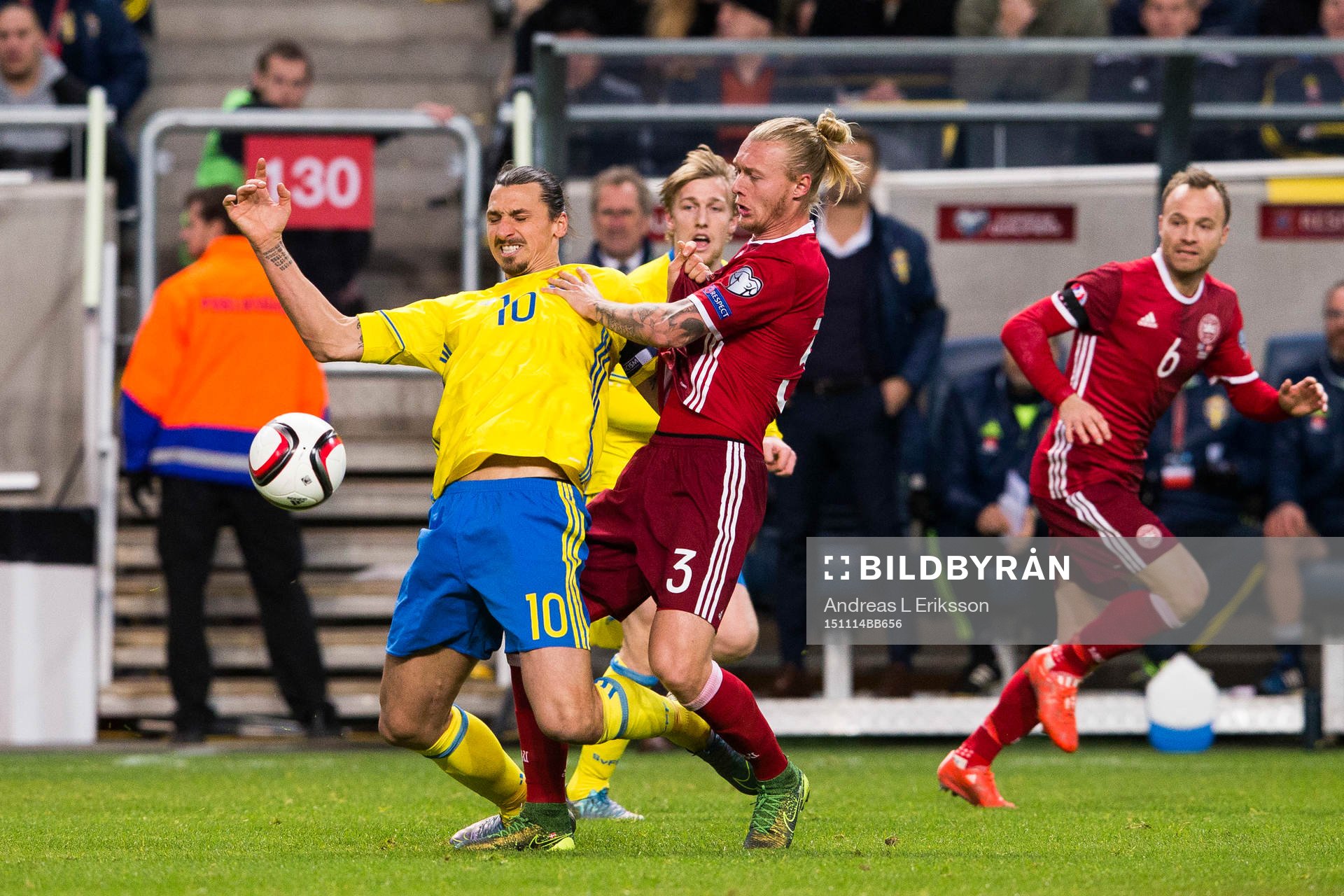 Sveriges Zlatan Ibrahimovic i kamp om bollen med Danmarks