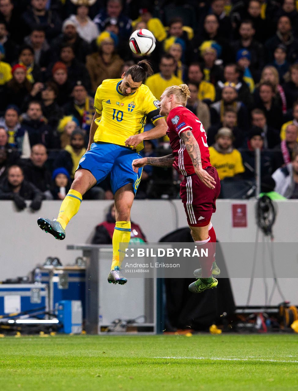 Sveriges Zlatan Ibrahimovic i en nickduell med Danmarks