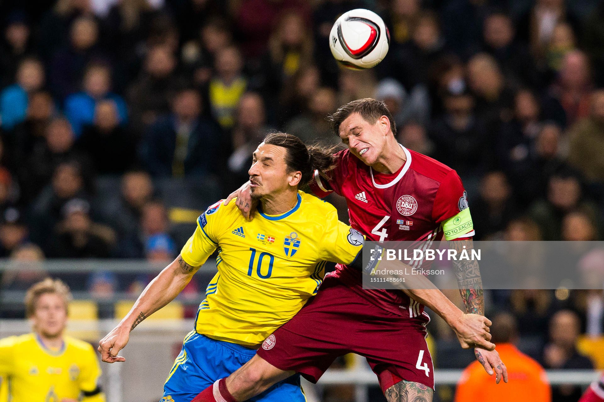 Sveriges Zlatan Ibrahimovic i en nickduell med Danmarks