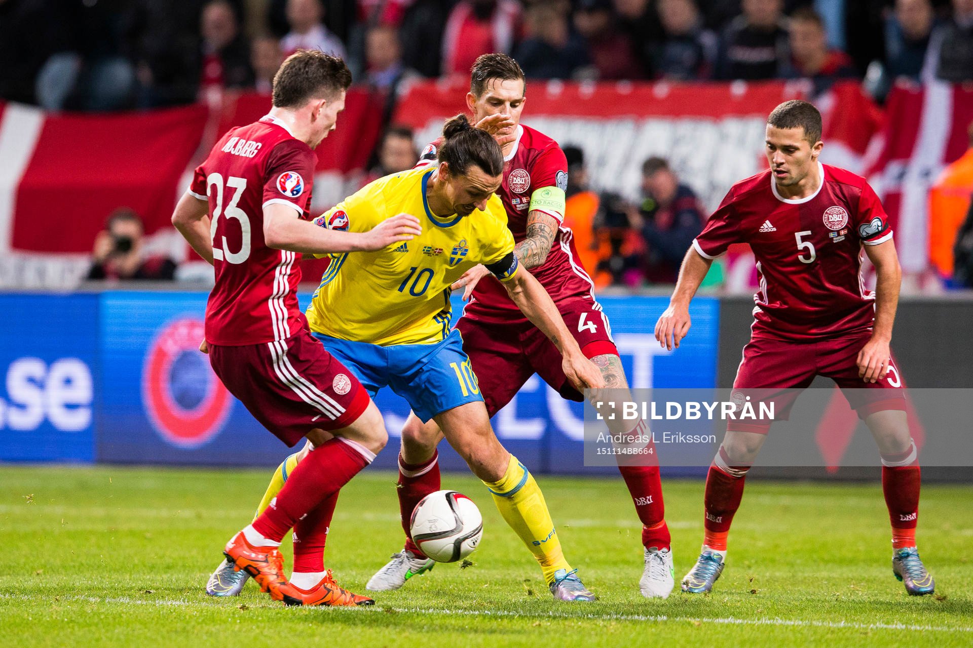 Sveriges Zlatan Ibrahimovic mot Danmarks Pierre Höjbjerg,