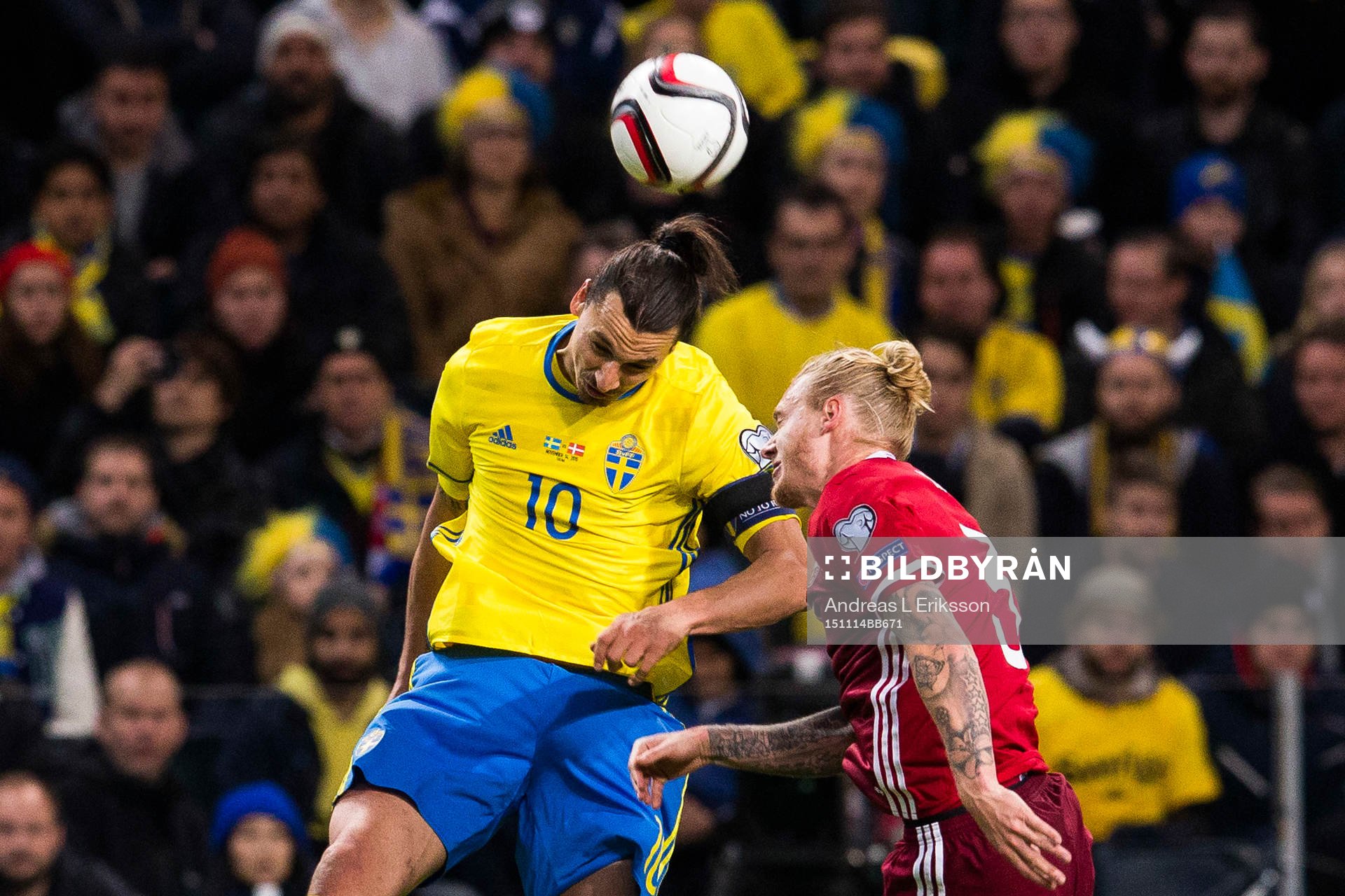 Sveriges Zlatan Ibrahimovic i en nickduell med Danmarks