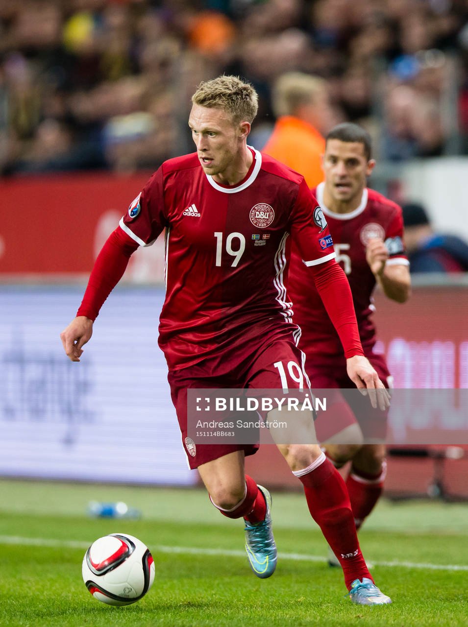 Danmarks Nicolai Jörgensen med boll