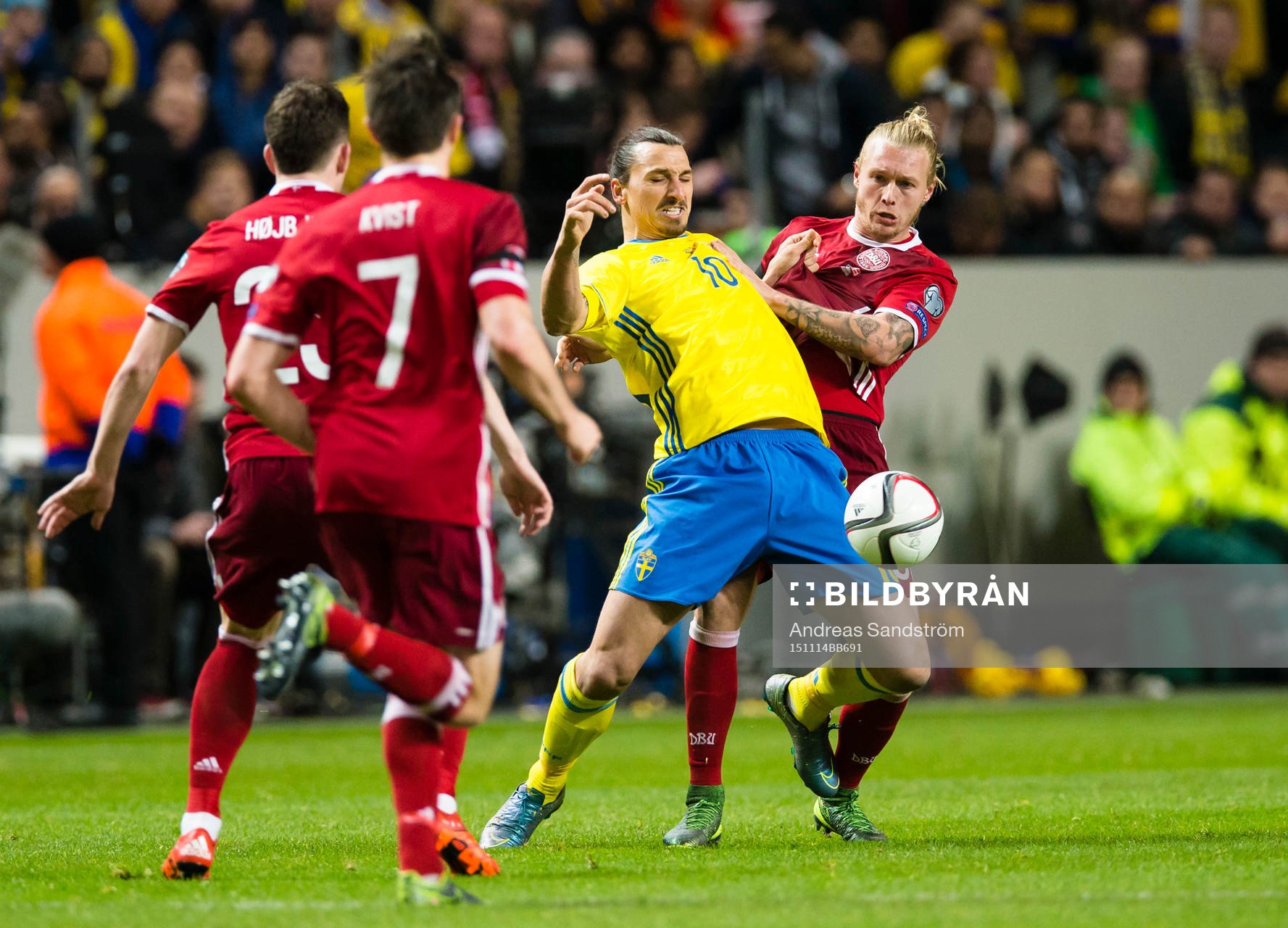 Sveriges Zlatan Ibrahimovic i kamp om bollen med Danmarks Simon Kjär under fotbollsmatchen i EM-kvalets playoff mellan Sverige och Danmark den 14 November 2015 i Stockholm.