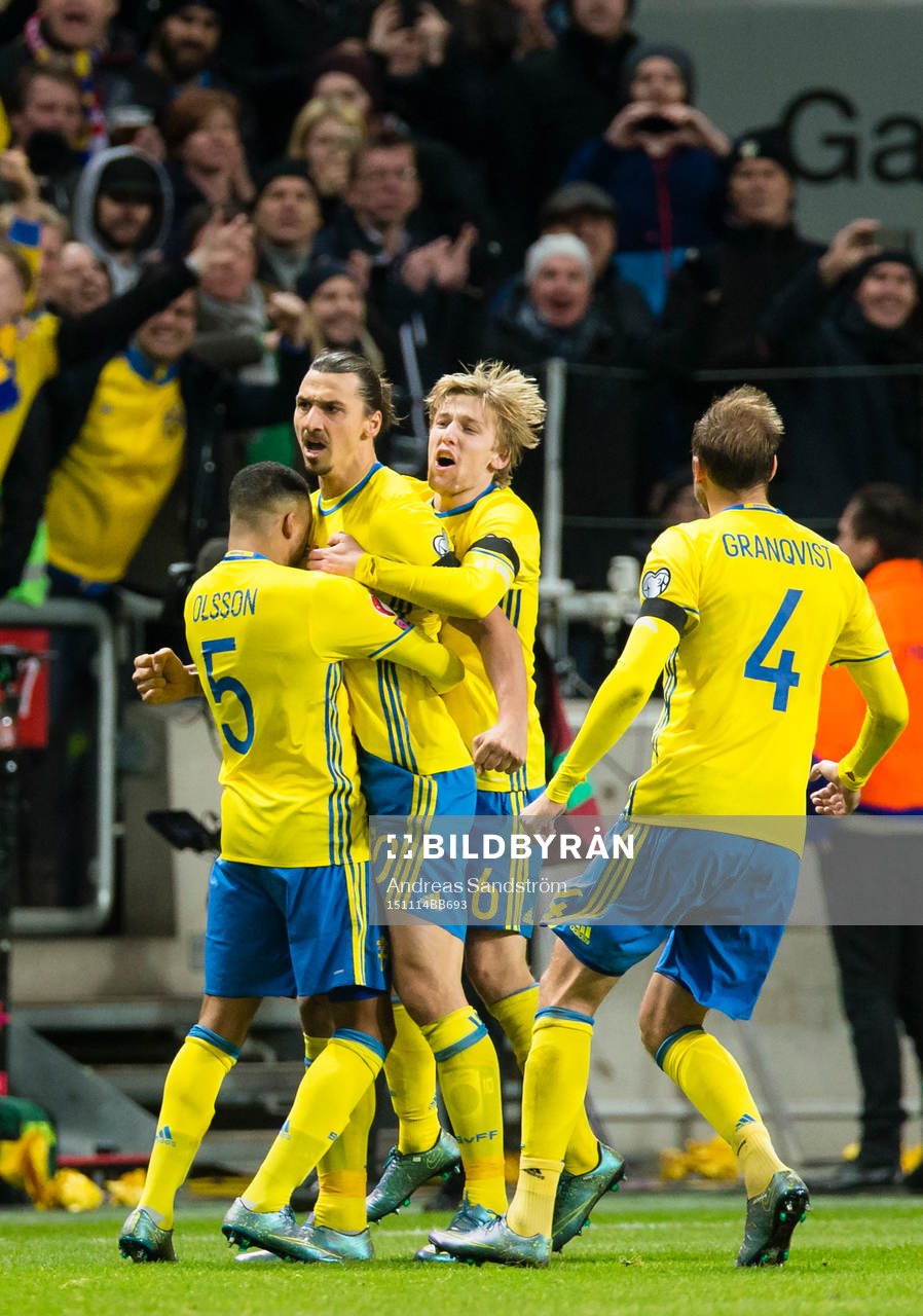 Sveriges Zlatan Ibrahimovic gör 2-0 och gratuleras av