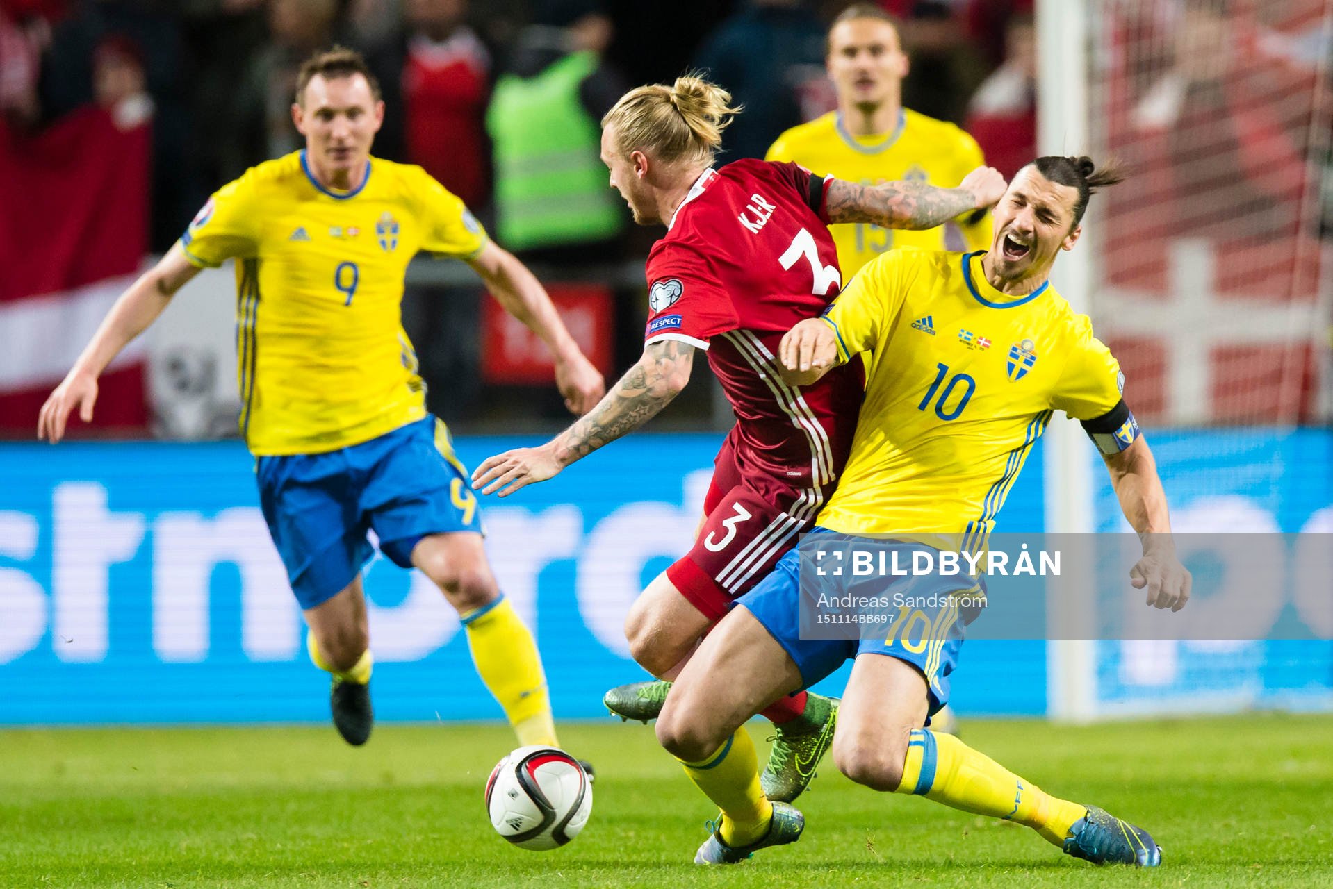 Sveriges Zlatan Ibrahimovic  i kamp om bollen med Danmarks
