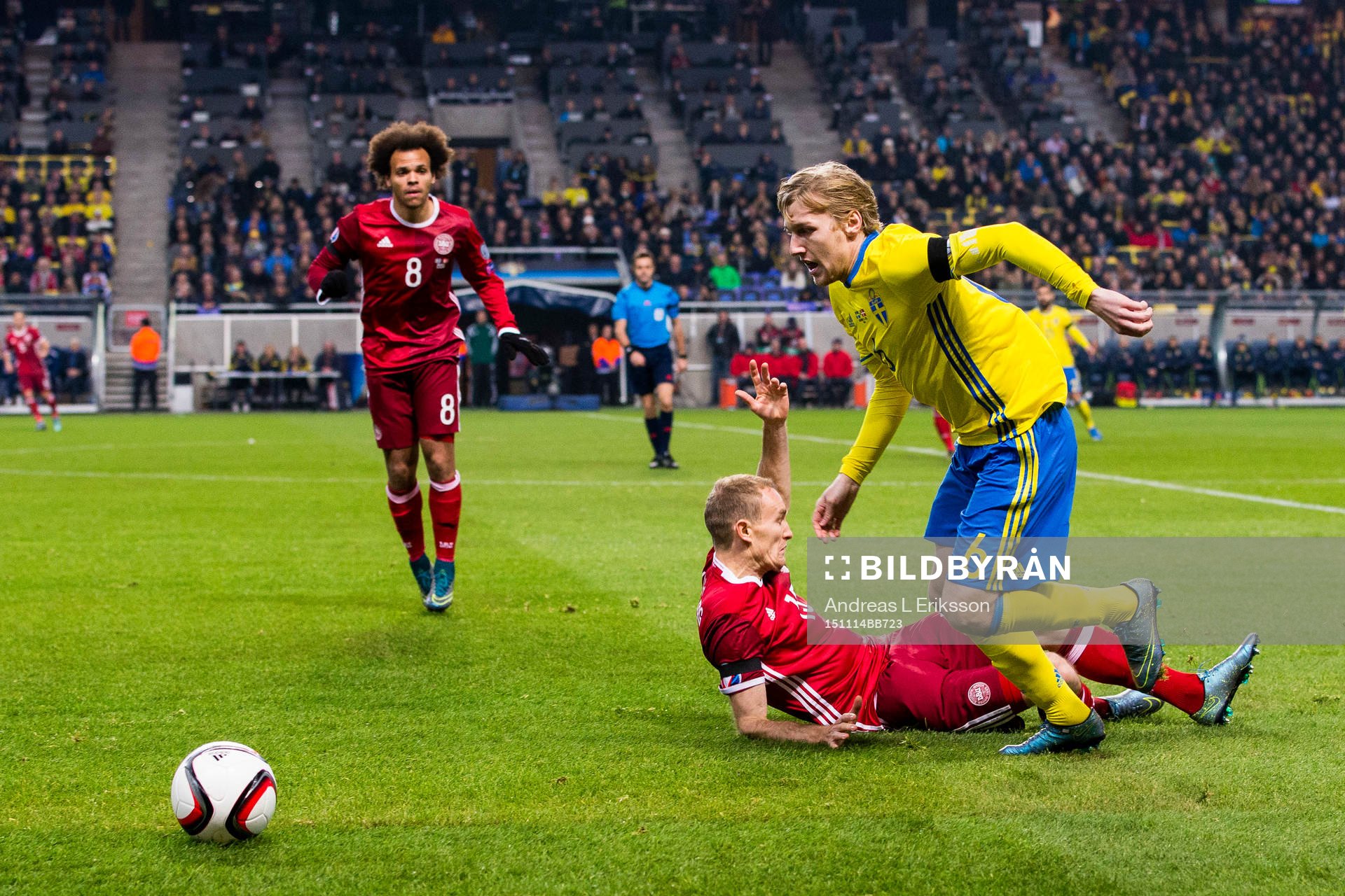 Sveriges Emil Forsberg tar sig förbi Danmarks Thomas Kahlenberg under fotbollsmatchen i EM-kvalets playoff mellan Sverige och Danmark den 14 november 2015 i Stockholm.