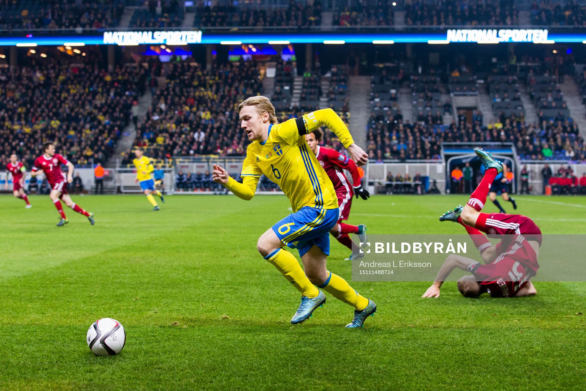 Sveriges Emil Forsberg tar sig förbi Danmarks Thomas Kahlenberg under fotbollsmatchen i EM-kvalets playoff mellan Sverige och Danmark den 14 november 2015 i Stockholm.