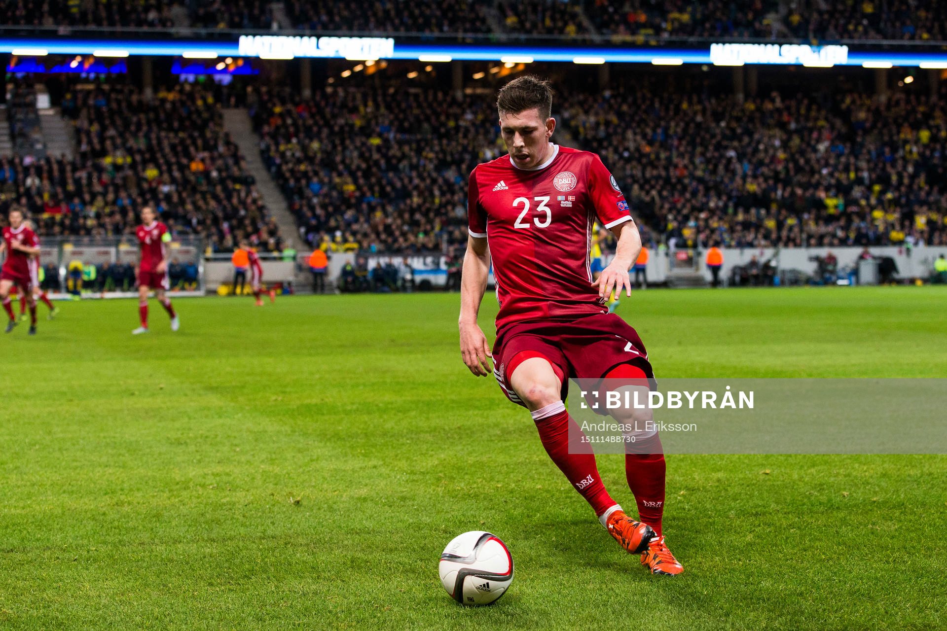 Danmarks Pierre Höjbjerg med bollen