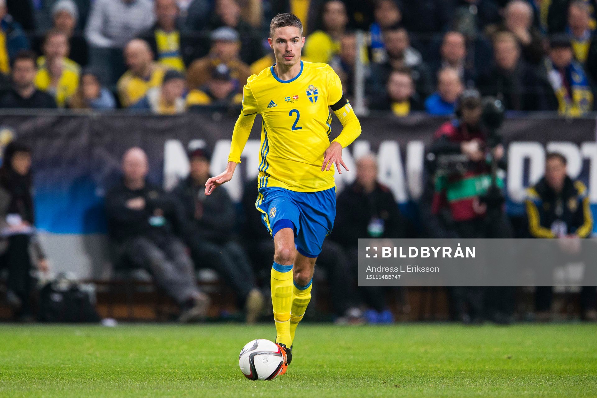 Sveriges Mikael Lustig med bollen