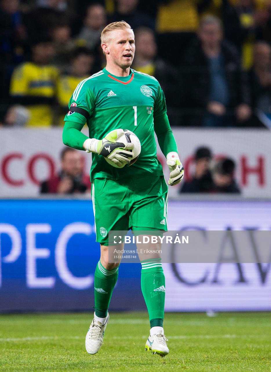 Danmarks målvakt Kasper Schmeichel med bollen