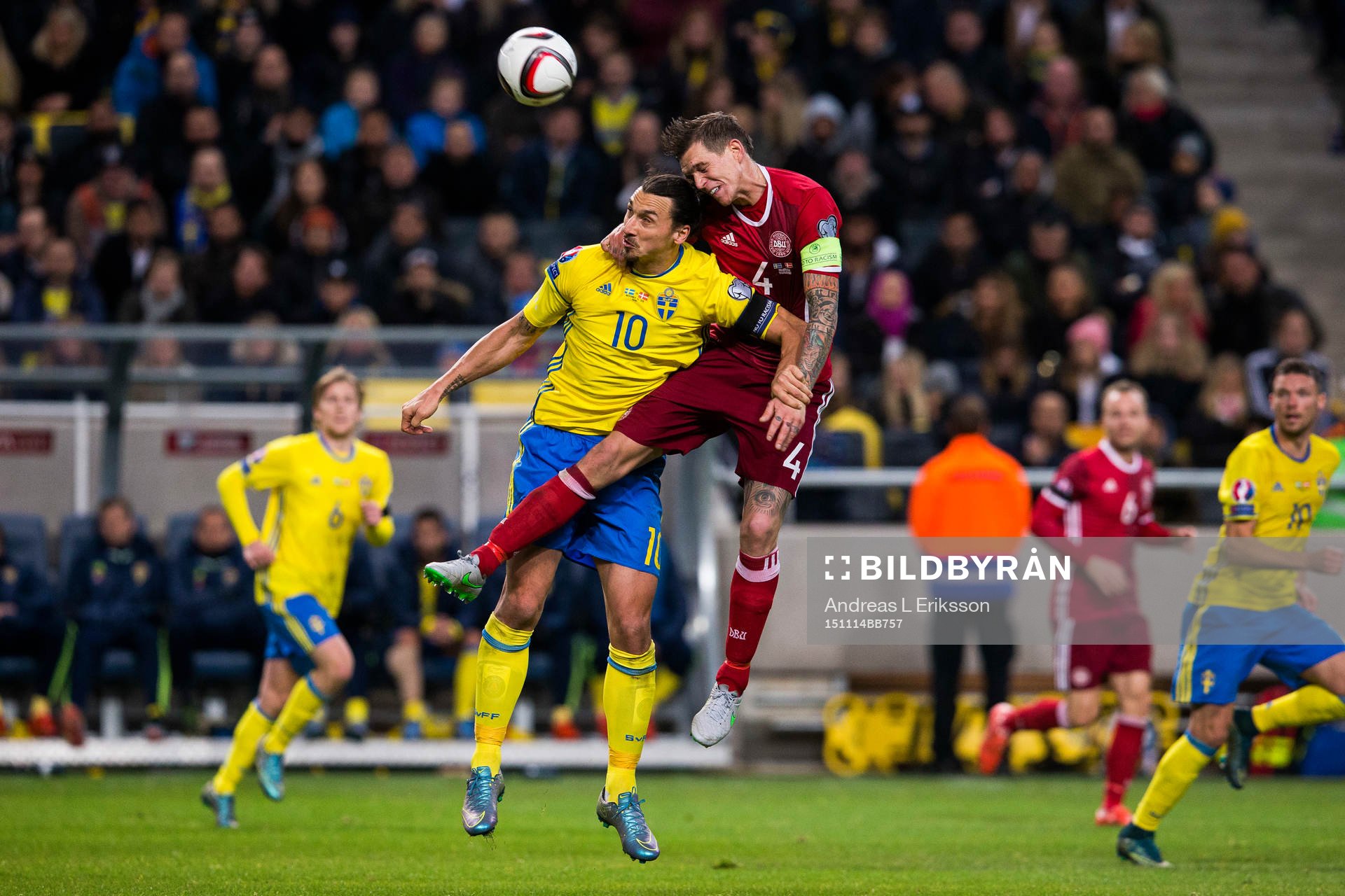 Sveriges Zlatan Ibrahimovic i en nickduell med Danmarks