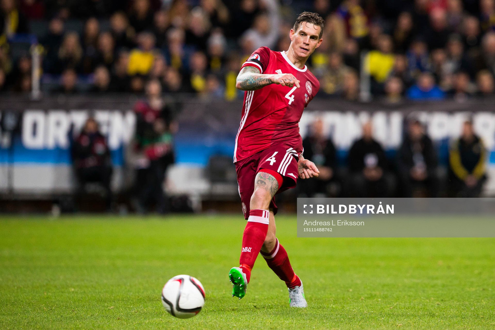 Danmarks Daniel Agger med bollen