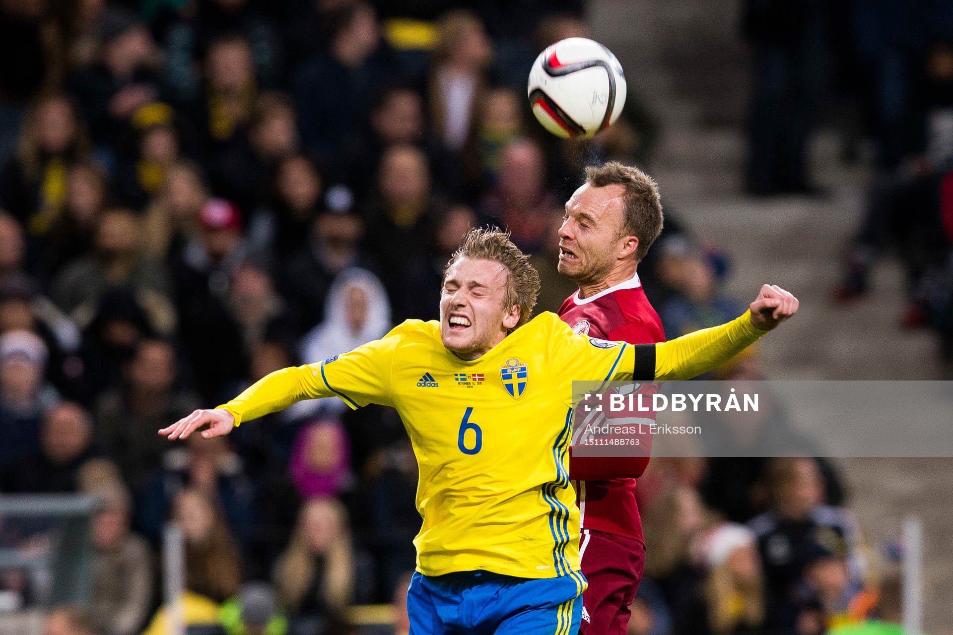 Sveriges Emil Forsberg i en nickduell med Danmarks Lars