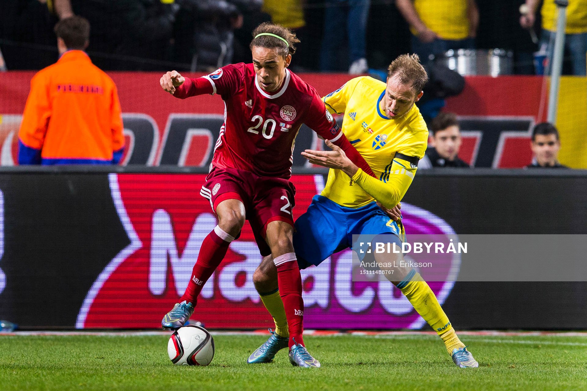 Danmarks Yussuf Poulsen i kamp om bollen med Sveriges Andreas Granqvist under fotbollsmatchen i EM-kvalets playoff mellan Sverige och Danmark den 14 november 2015 i Stockholm.