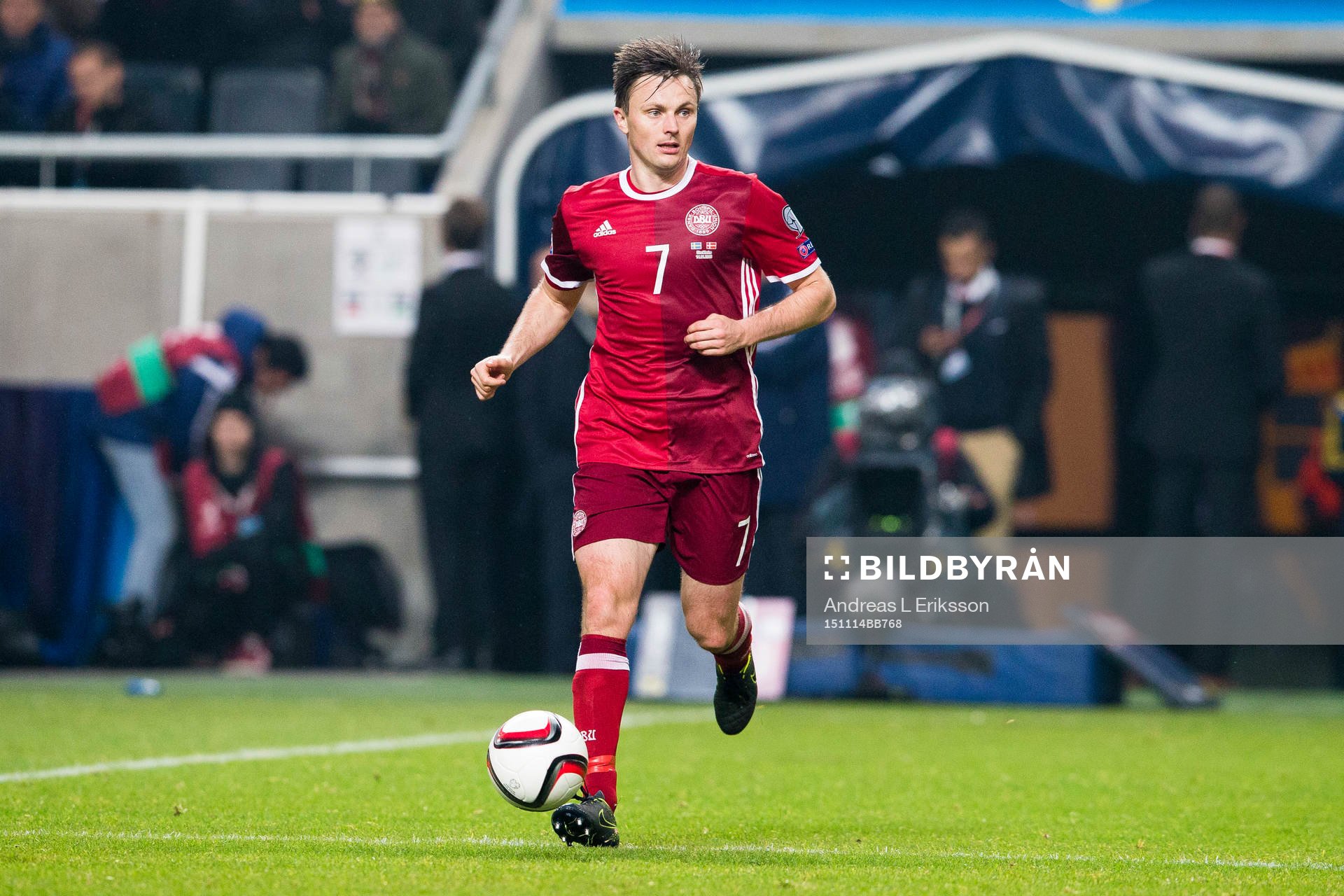 Danmarks William Kvist med bollen
