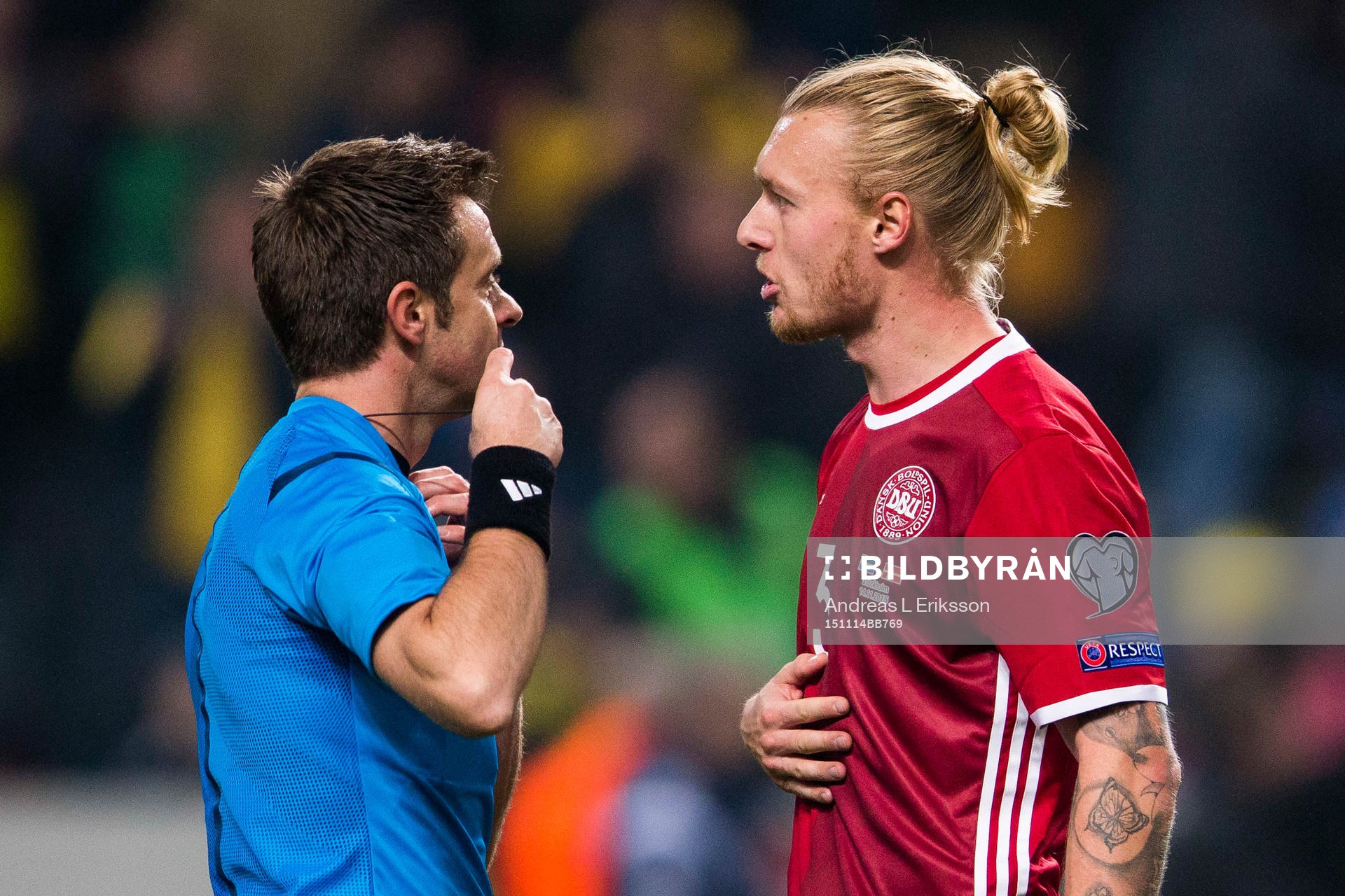 Domare Nicola Rizzoli samtalar med Danmarks Simon Kjär
