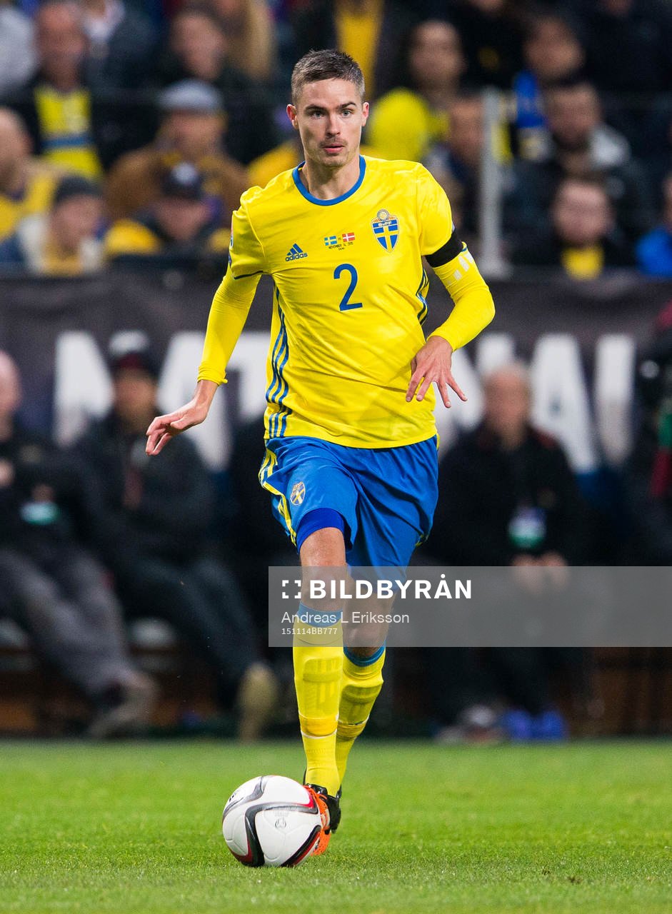 Sveriges Mikael Lustig med bollen