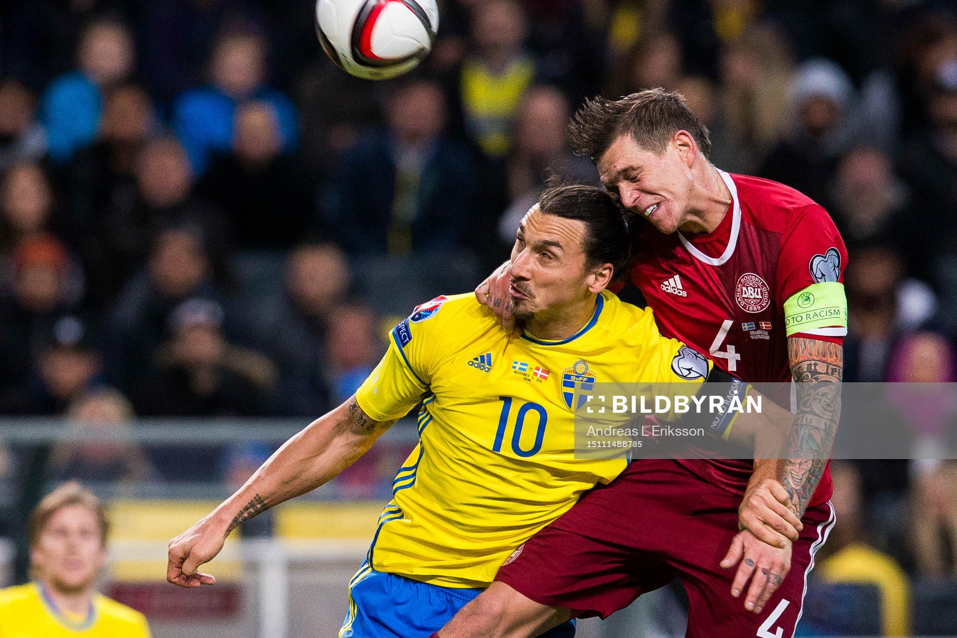 Sveriges Zlatan Ibrahimovic i en nickduell med Danmarks