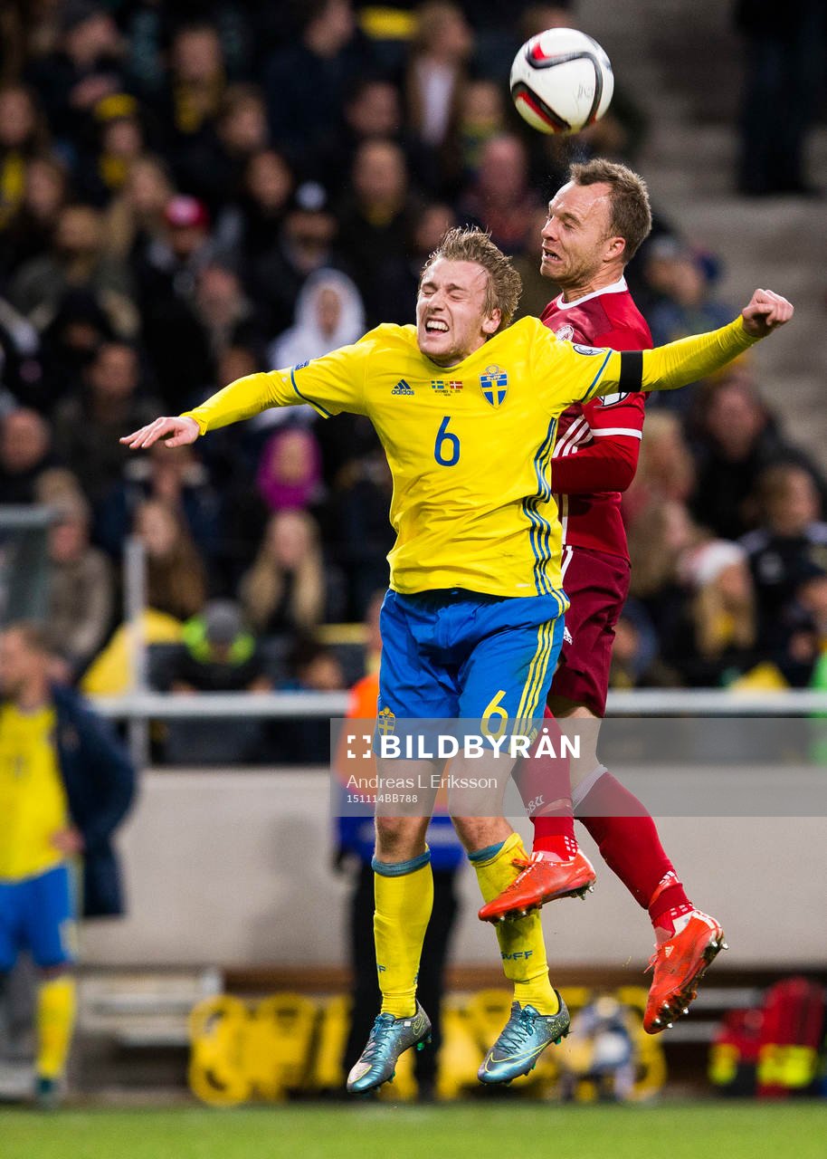 Sveriges Emil Forsberg i en nickduell med Danmarks Lars