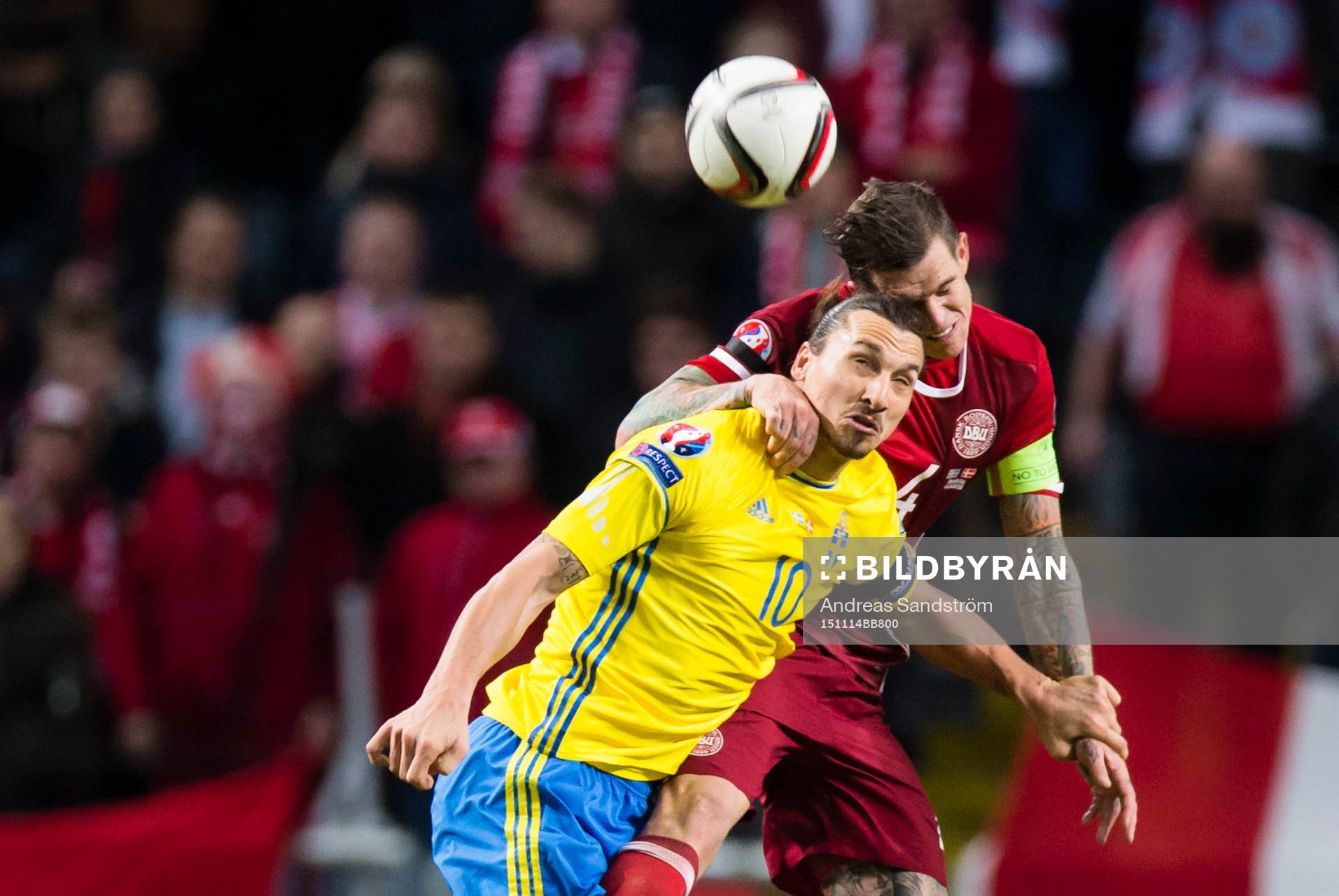 Sveriges Zlatan Ibrahimovic i kamp om bollen med Danmarks
