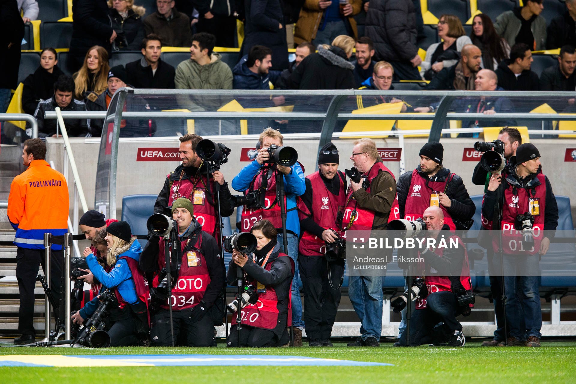 Fotografer väntar på att spelarna ska komma in på plan