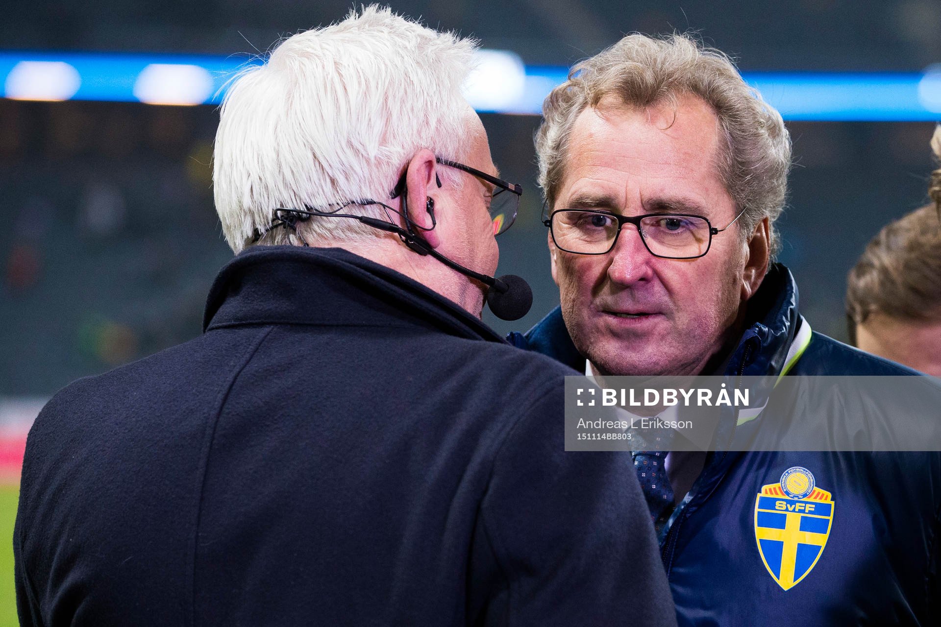 Kanal 5:s Hans Backe samtalar med Sveriges förbundskapten Erik Hamrén efter fotbollsmatchen i EM-kvalets playoff mellan Sverige och Danmark den 14 november 2015 i Stockholm.