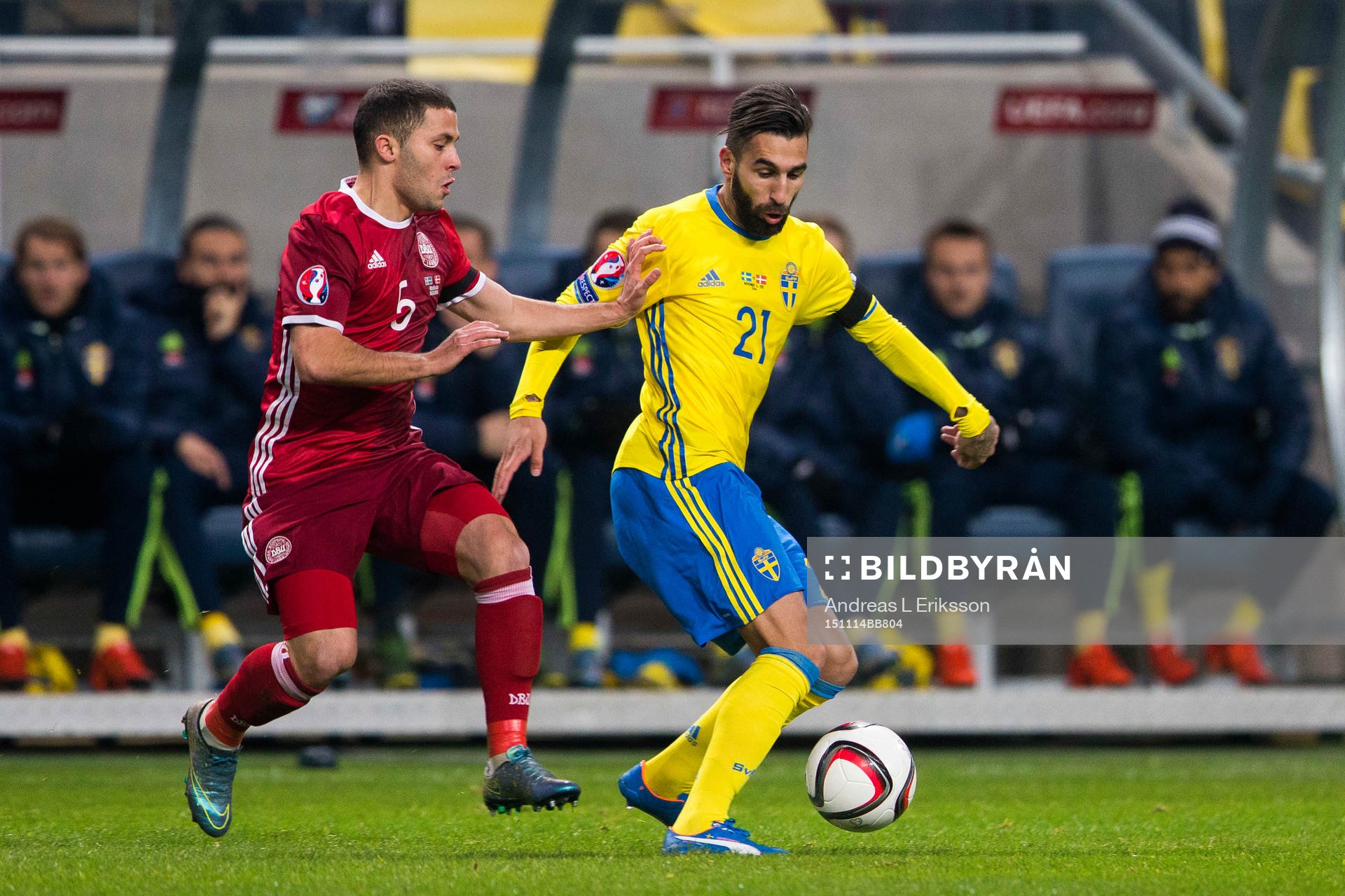 Danmarks Riza Durmisi i kamp om bollen med Sveriges Jimmy Durmaz under fotbollsmatchen i EM-kvalets playoff mellan Sverige och Danmark den 14 november 2015 i Stockholm.