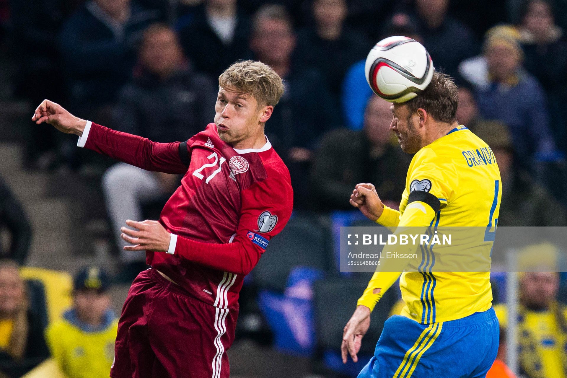 Danmarks Viktor Fischer i en nickduell med Sveriges Andreas