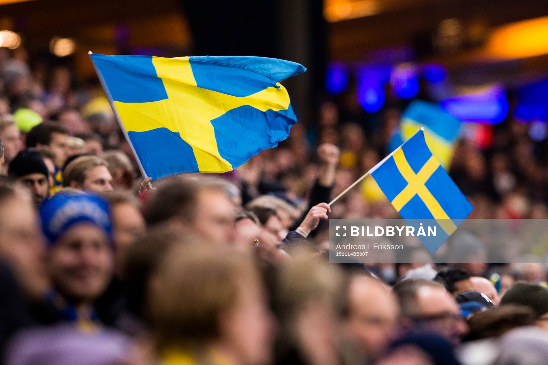 Två svenska flaggor bland publiken