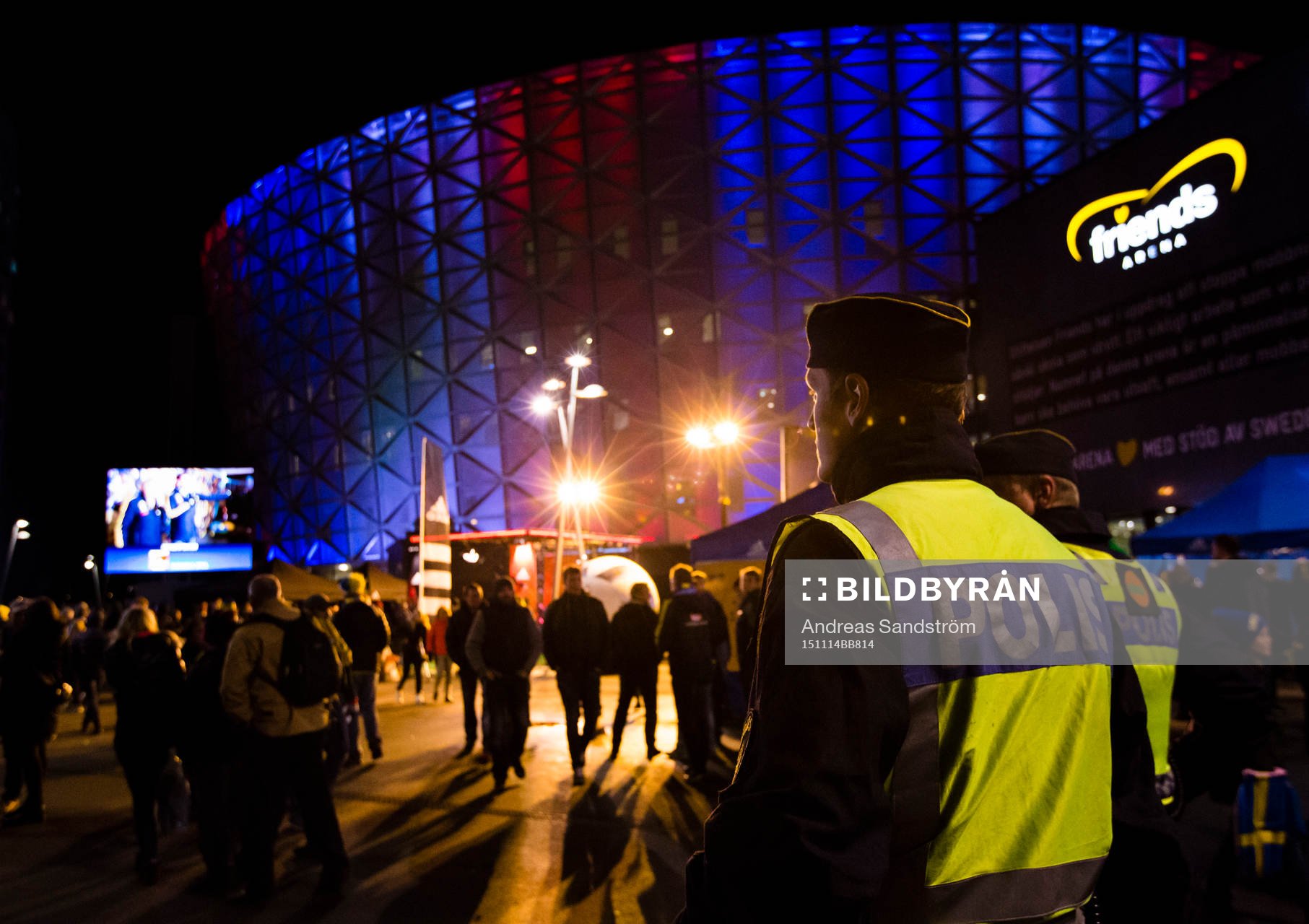 Poliser utanför Friends Arena som färgats i trikolorens