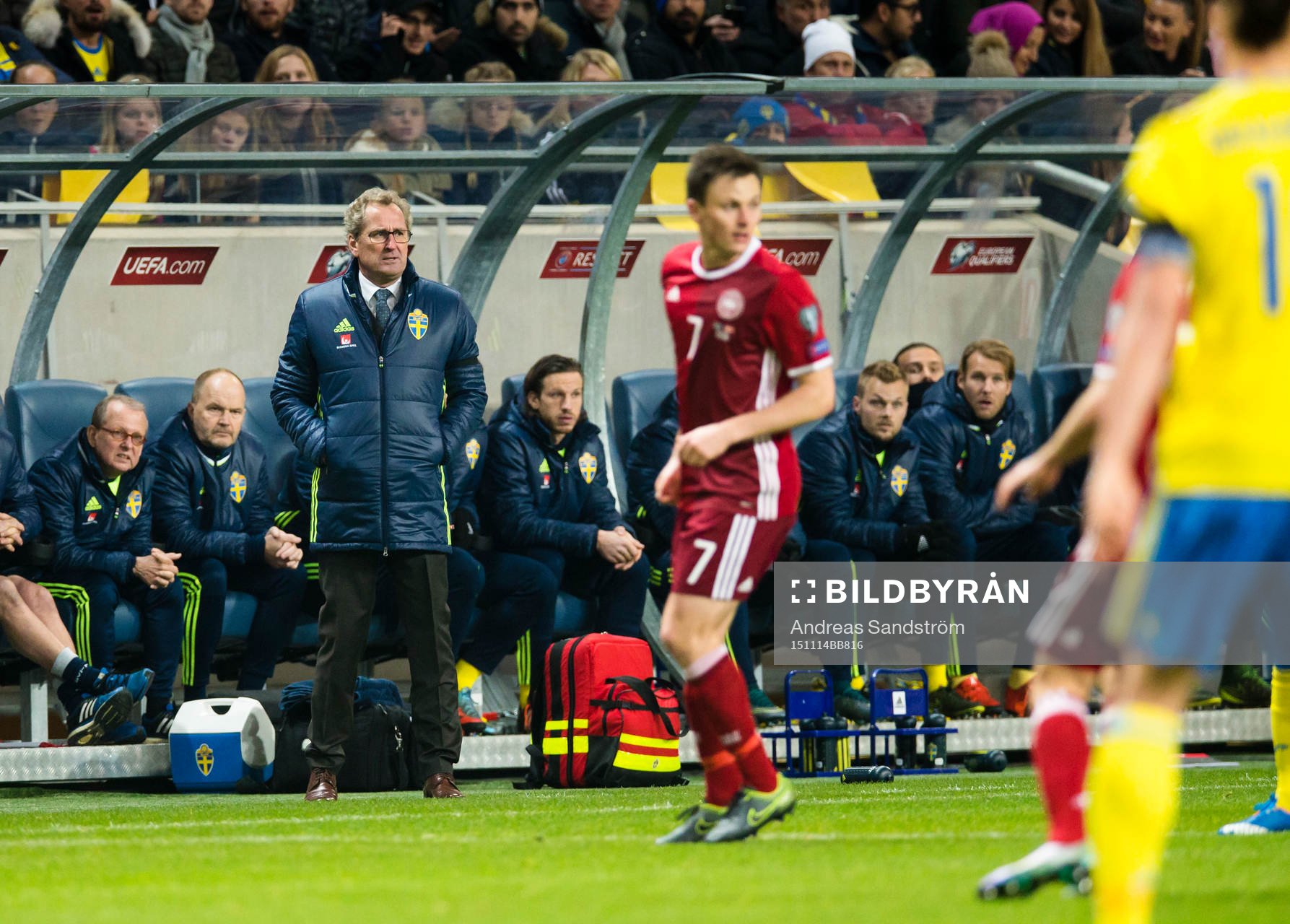 Sveriges förbundskapten Erik Hamrén följer spelet