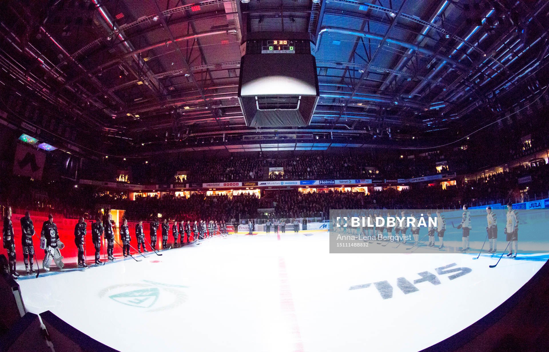 Spelarna står uppställda för en tyst minut