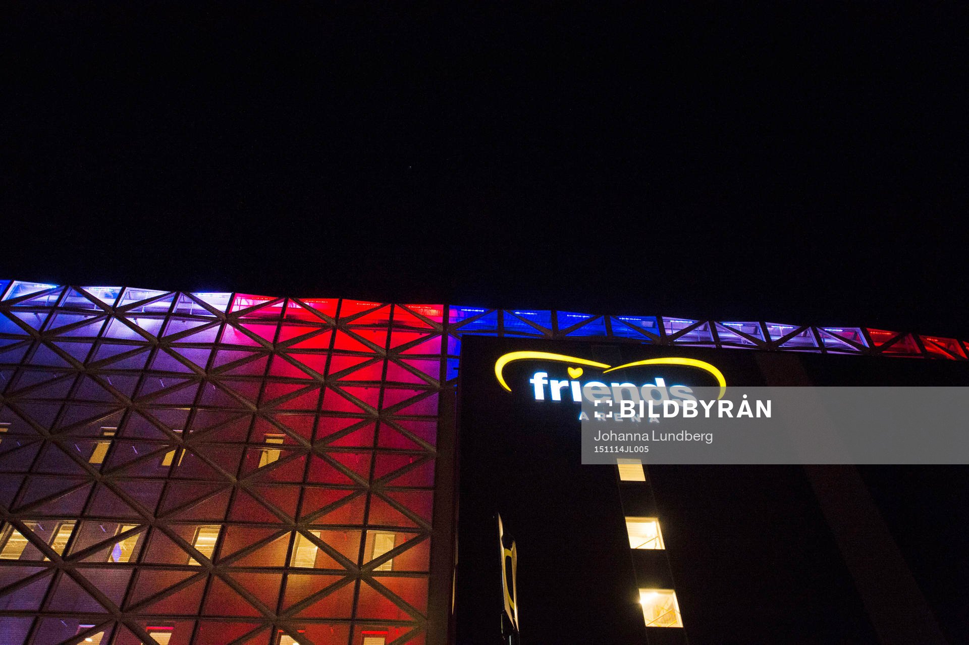Friends arena är upplyst i Franska flaggans färger under fotbollsmatchen i EM-kvalets playoff mellan Sverige och Danmark den 14 november 2015 i Stockholm.