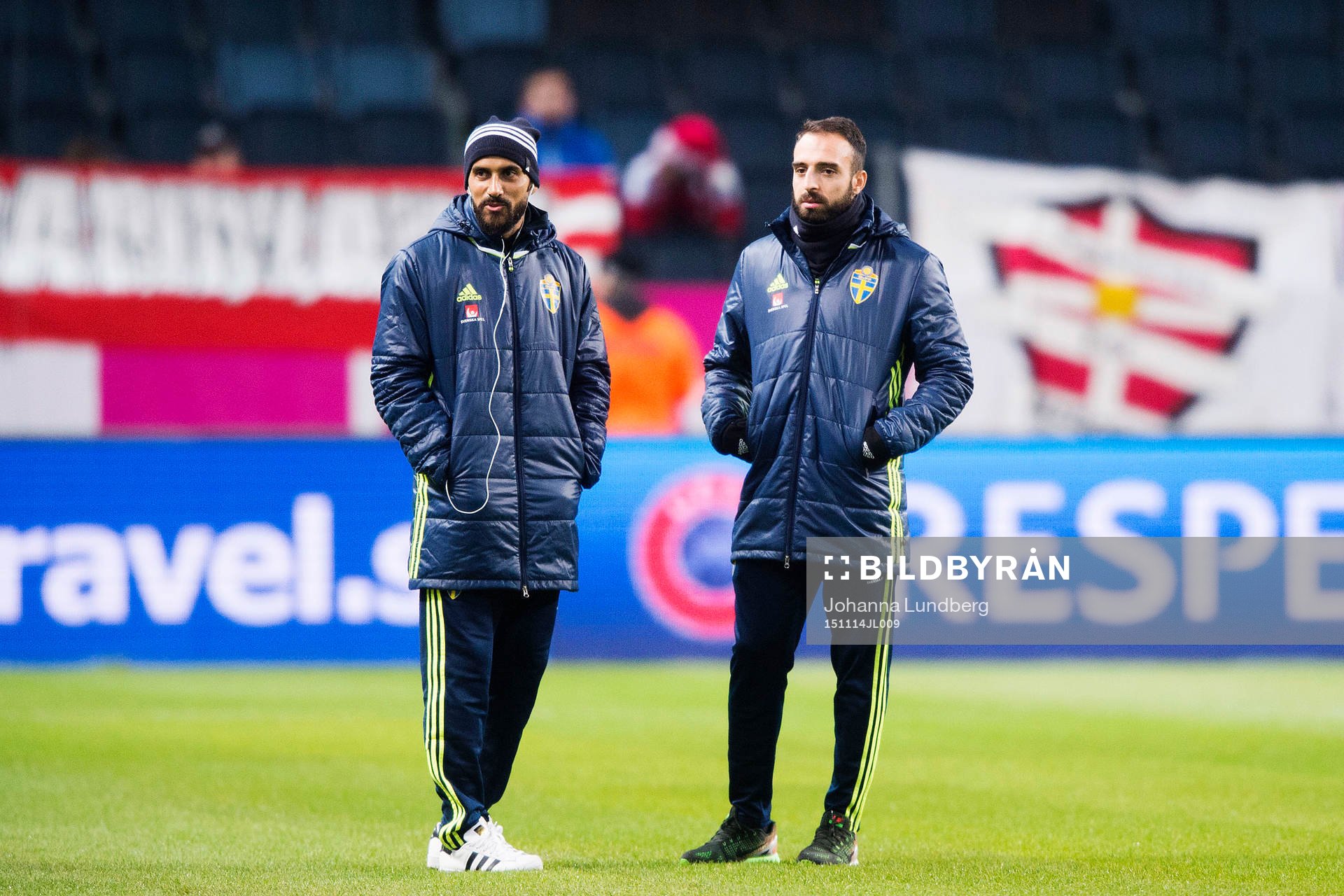 Sveriges Erkan Zengin och Abdul Khalili på planen