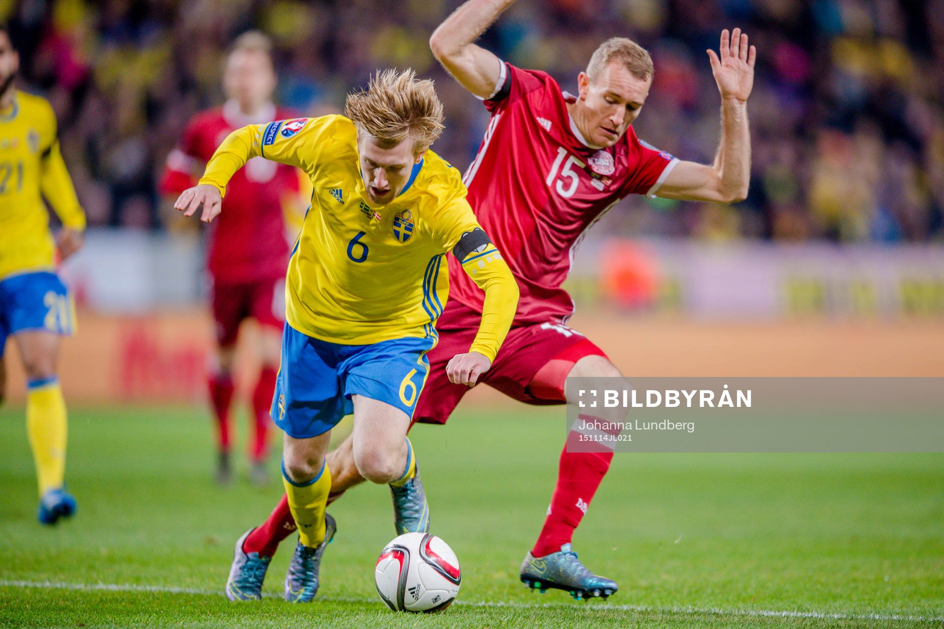 Danmarks Thomas Kahlenberg fäller Sveriges Emil Forsberg i straffområdet vilket resulterar i straffspark för Sverige under fotbollsmatchen i EM-kvalets playoff mellan Sverige och Danmark den 14 november 2015 i Stockholm.