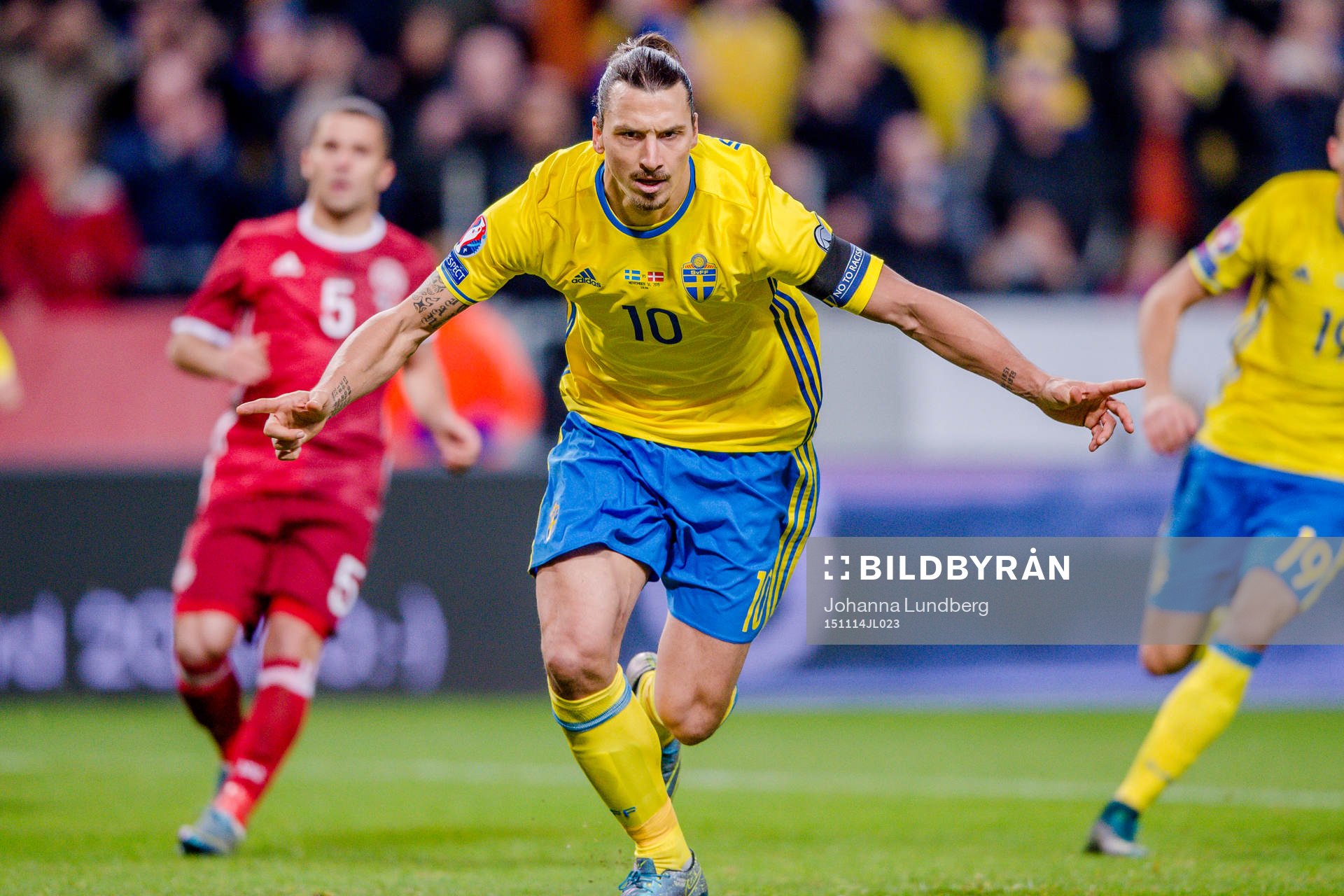 Sveriges Zlatan Ibrahimovic jublar