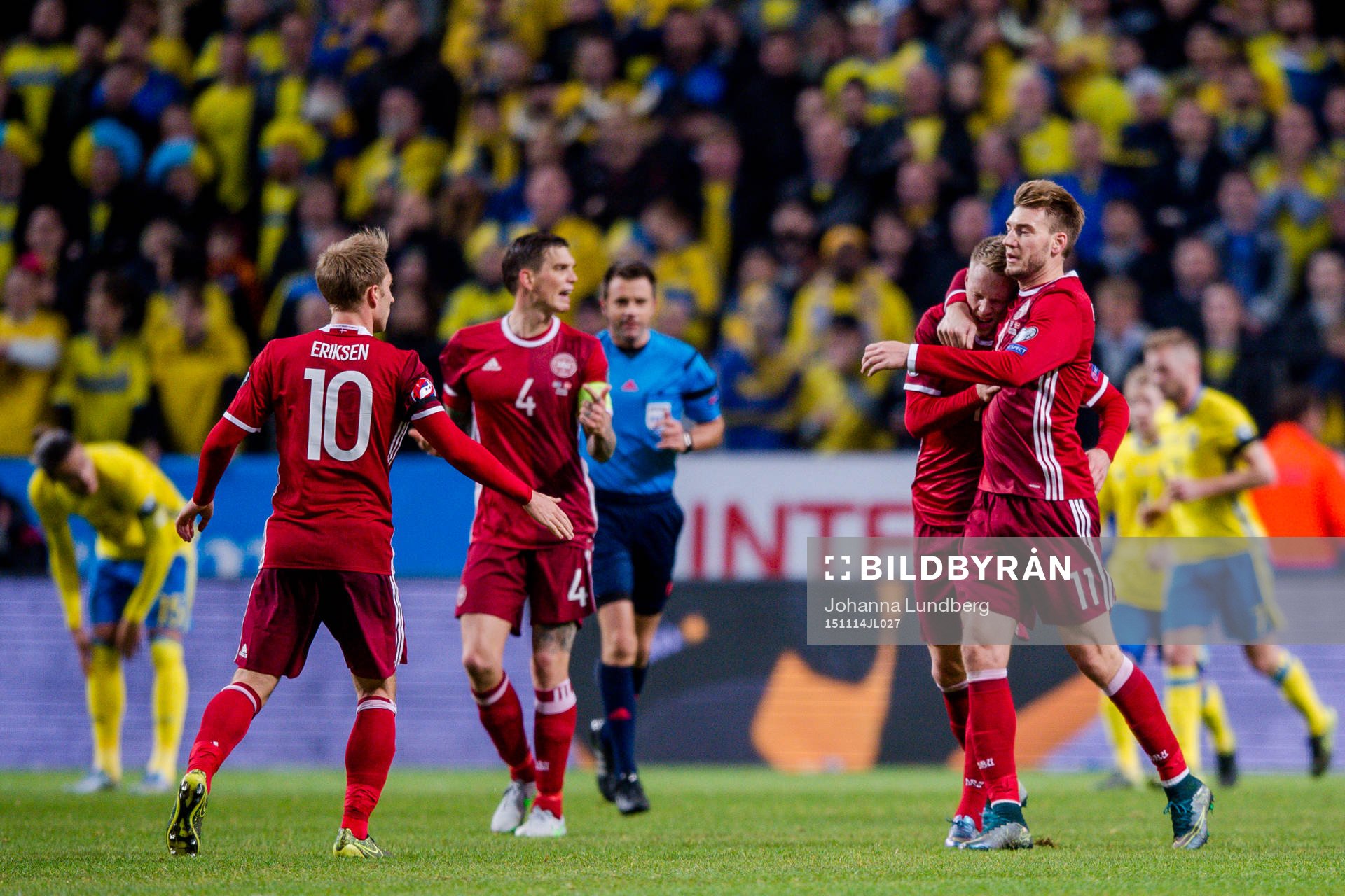 Danmarks Nicolai Jörgensen och Nicklas Bendtner jublar