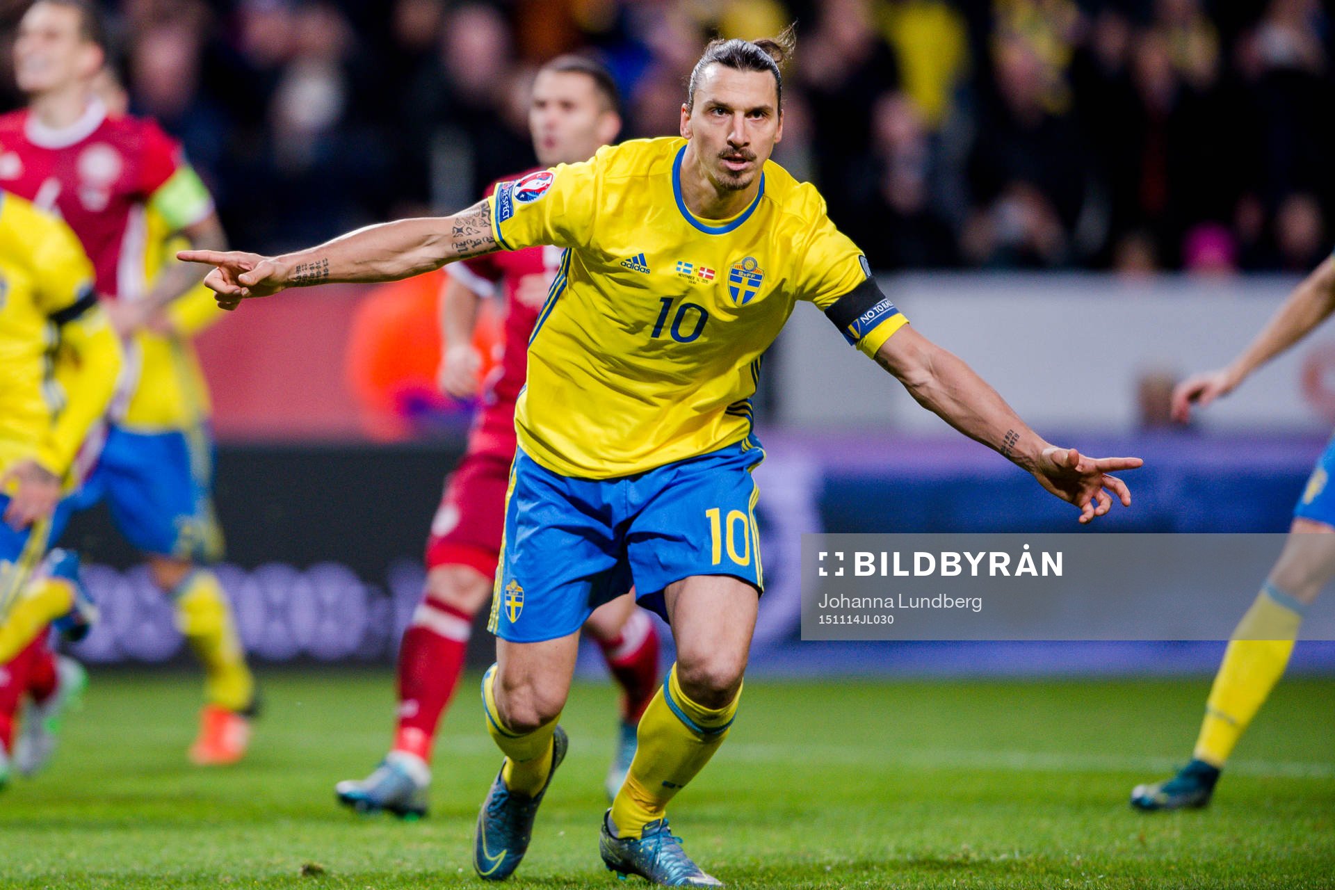 Sveriges Zlatan Ibrahimovic jublar