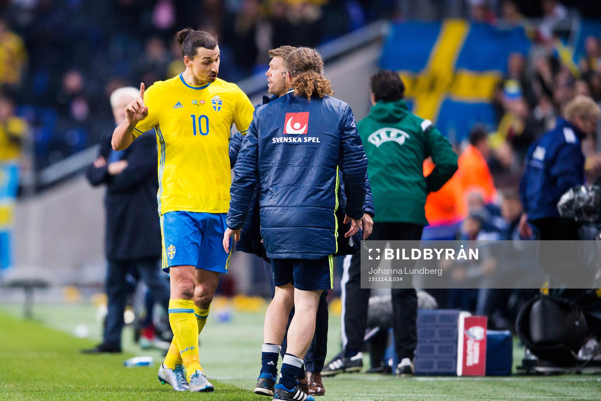 Sveriges Zlatan Ibrahimovic reagerar när han blir utbytt under fotbollsmatchen i EM-kvalets playoff mellan Sverige och Danmark den 14 november 2015 i Stockholm.