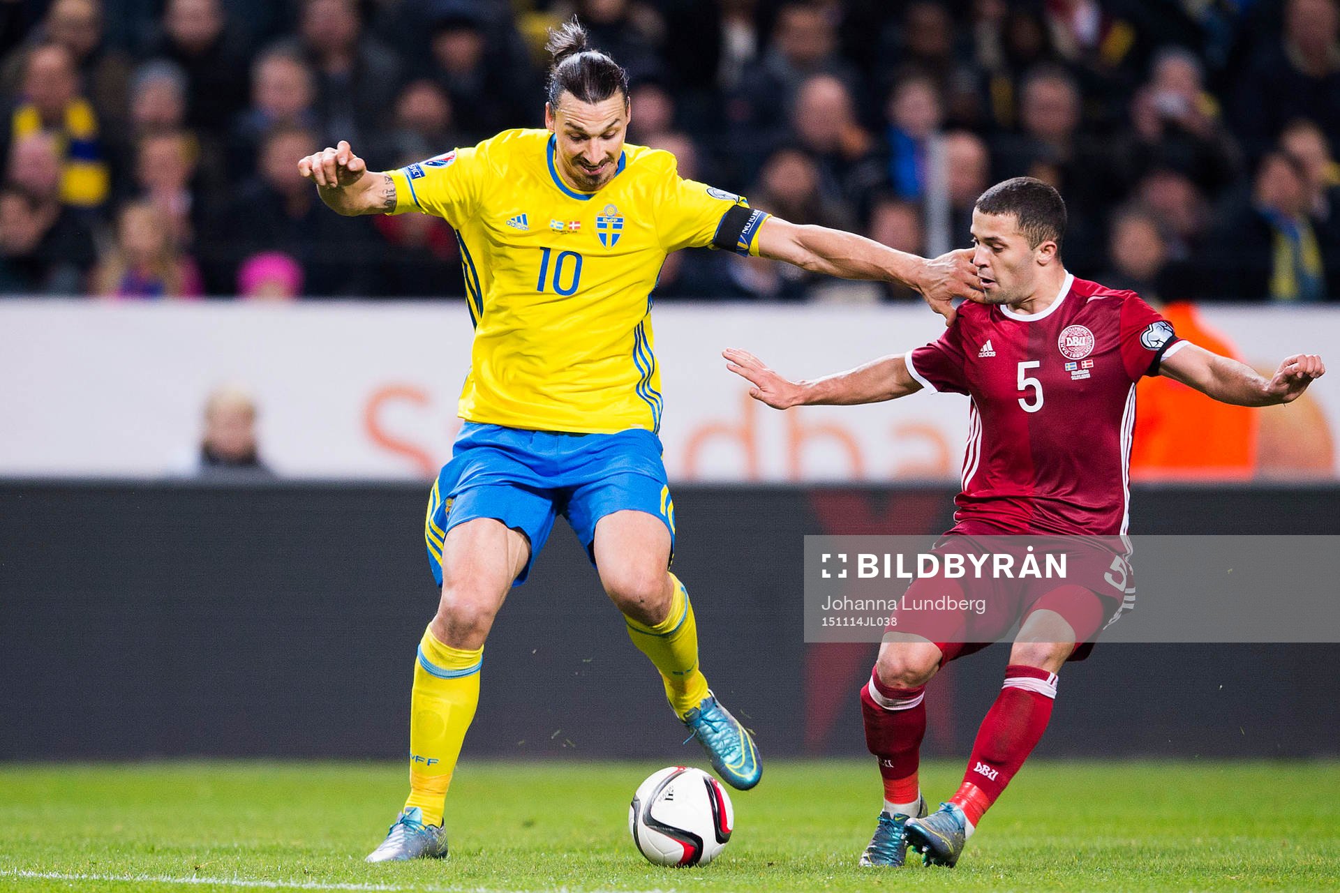 Sveriges Zlatan Ibrahimovic i en duell mot Danmarks Riza