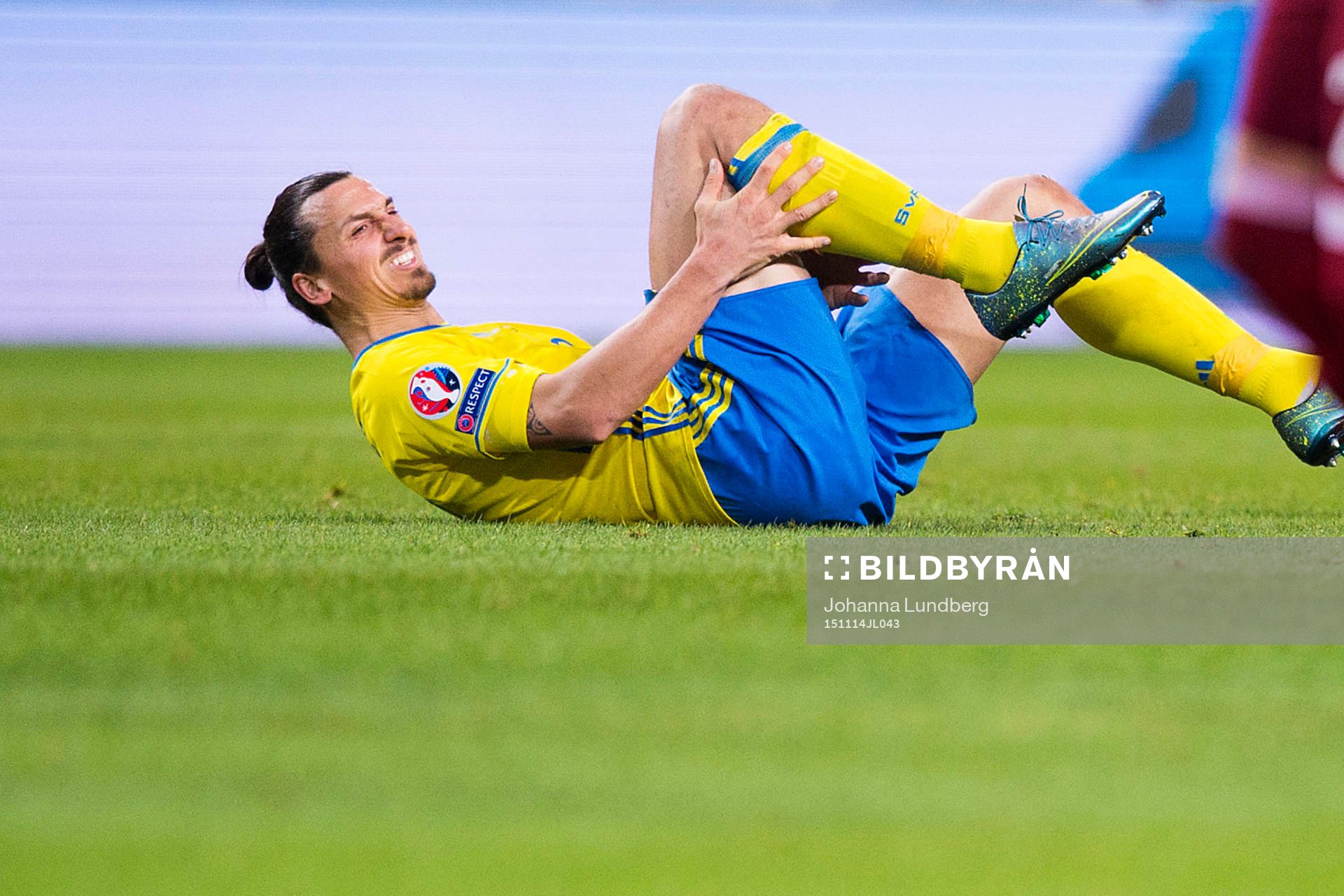 Sveriges Zlatan Ibrahimovic tar sig för benet