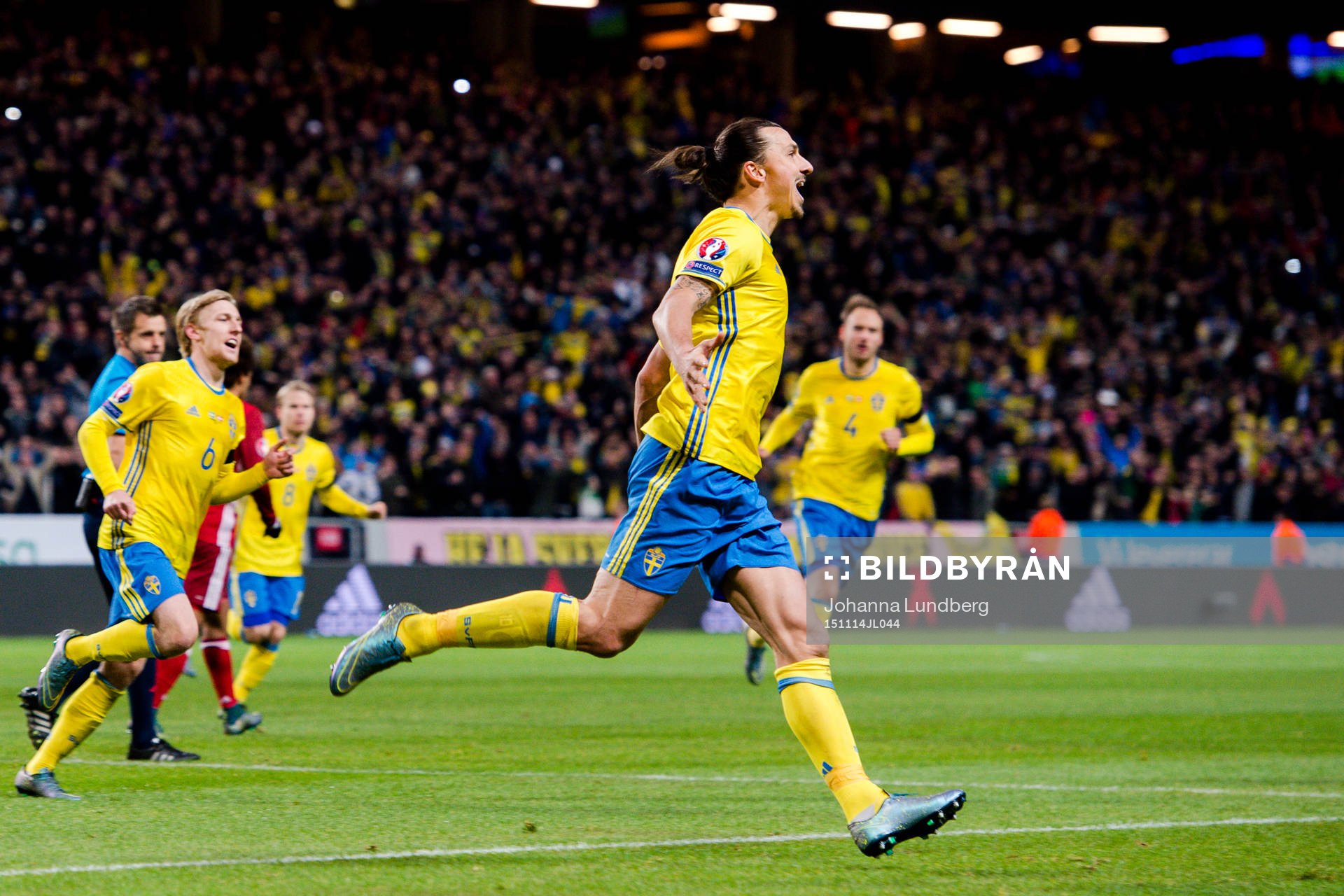 Sveriges Zlatan Ibrahimovic jublar