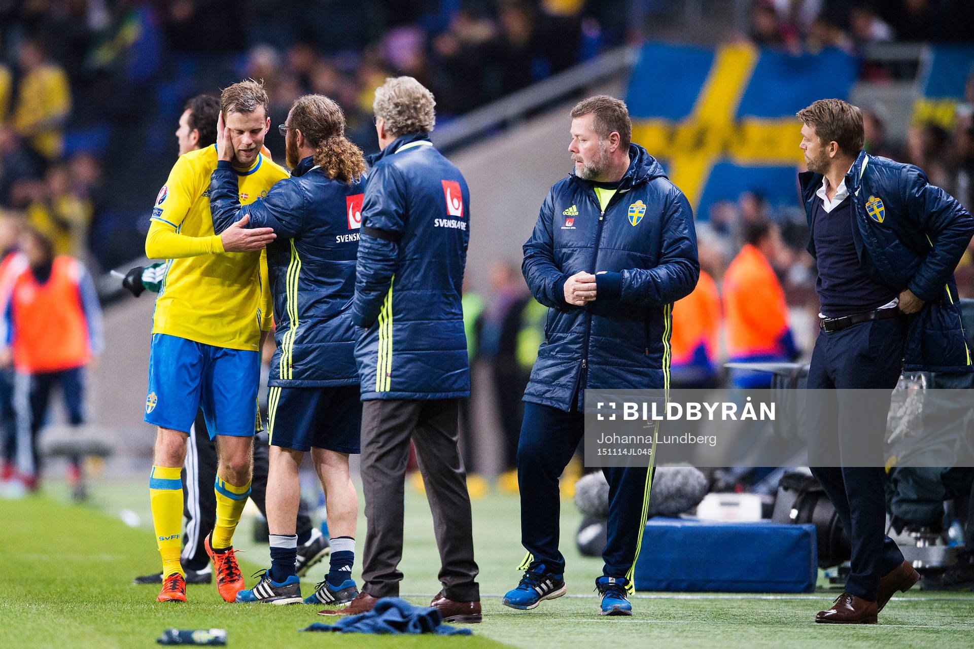 Sveriges Mikael Antonsson deppar när han byts ut