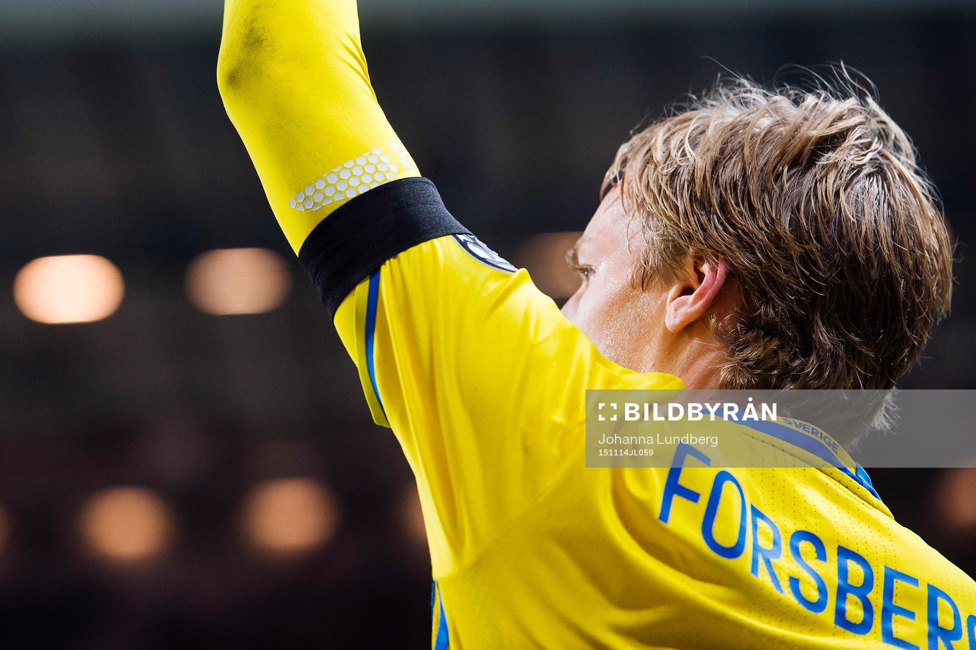 Sveriges Emil Forsberg med en sorgebindel
