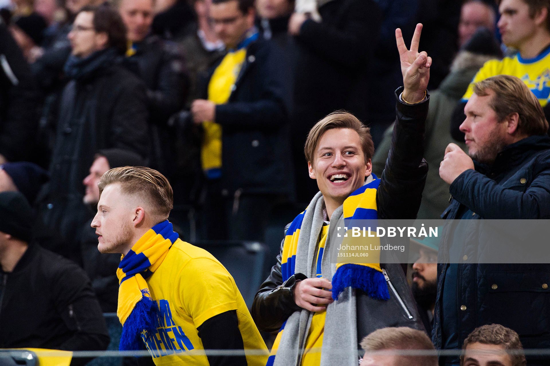 En svensk supporter jublar