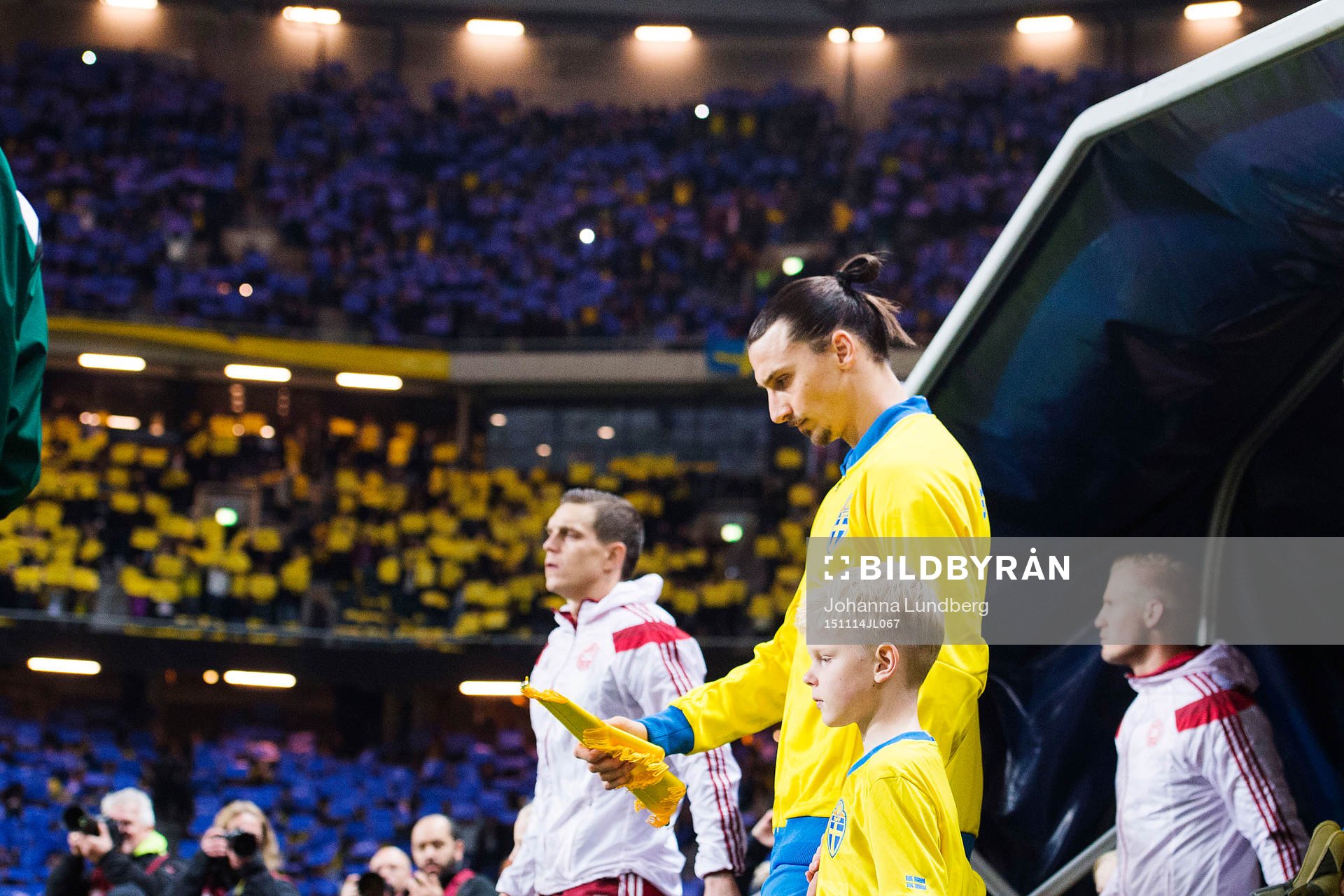 Sveriges Zlatan Ibrahimovic går in på planen inför fotbollsmatchen i EM-kvalets playoff mellan Sverige och Danmark den 14 november 2015 i Stockholm.