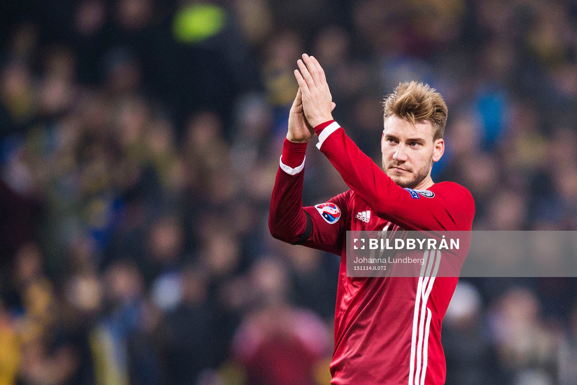 Danmarks Nicklas Bendtner tackar publiken