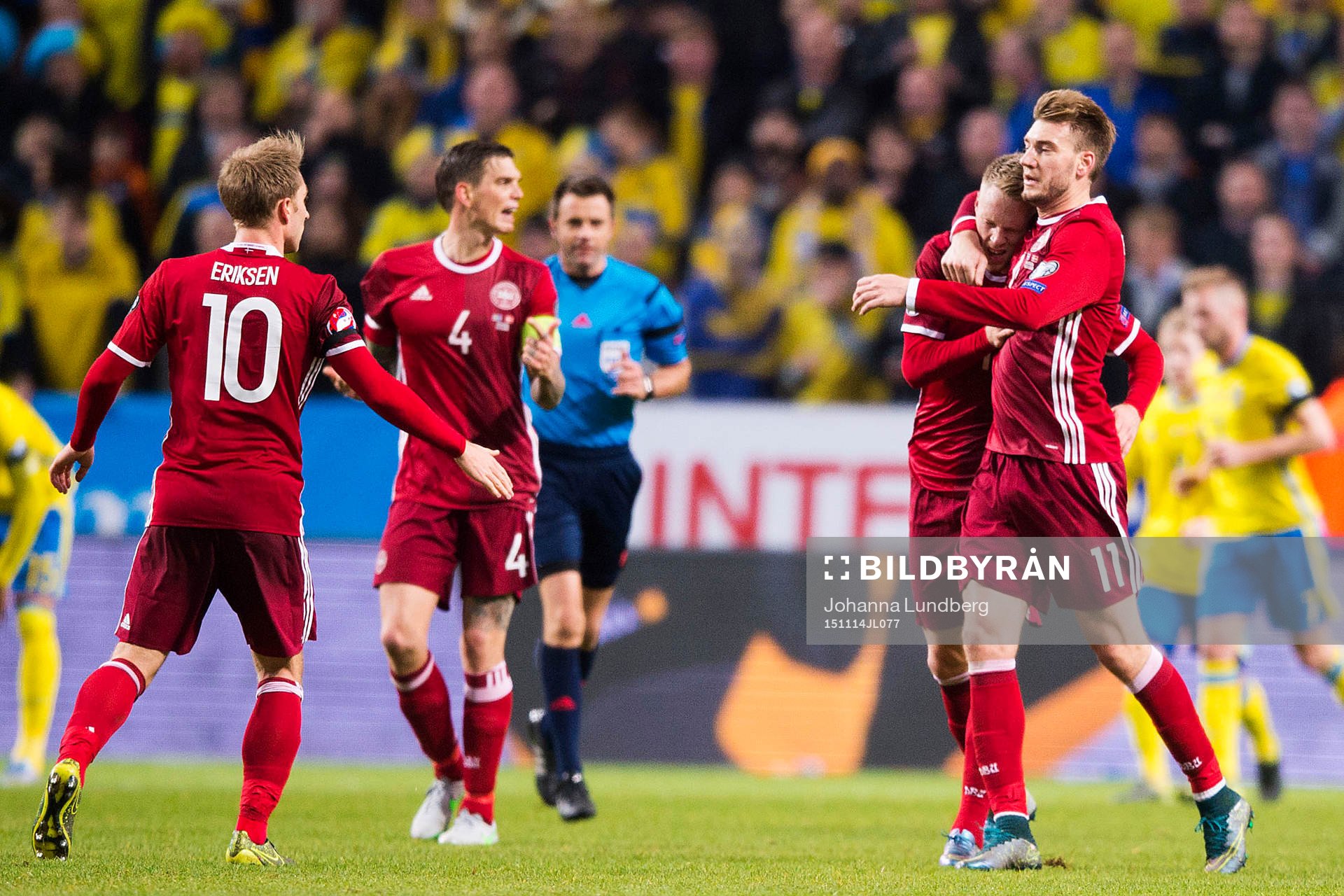 Danmarks Nicklas Bendtner (th) kramar om Nicolai Jörgensen